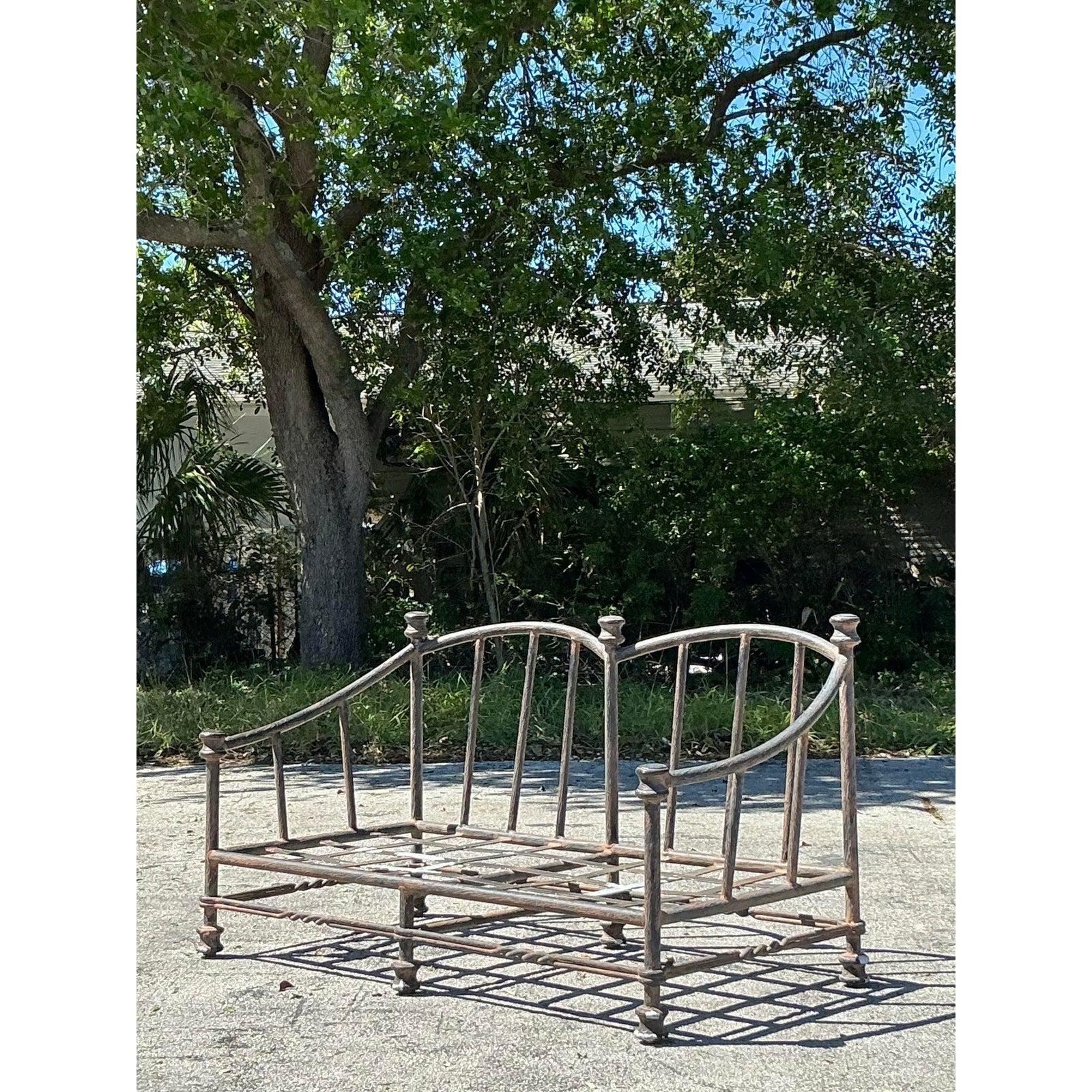 Loveseat Regency Pavillon en aluminium moulé vintage en vente 1