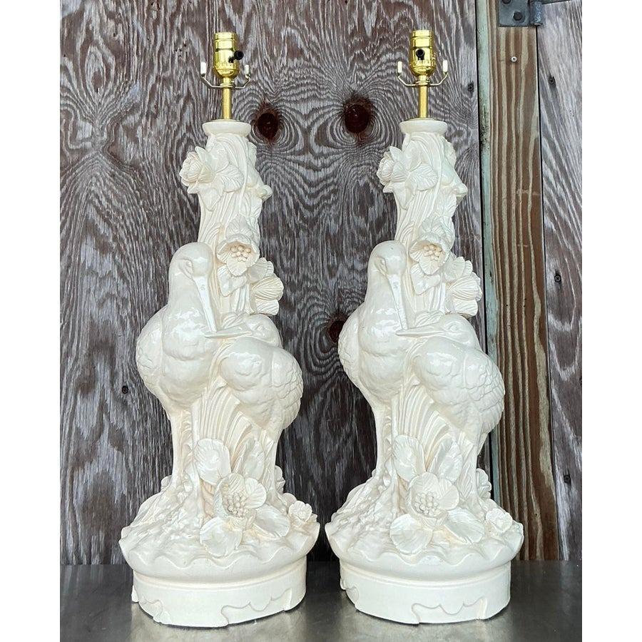 Ajoutez une touche d'élégance raffinée à votre espace avec ces lampes oiseaux en plâtre vintage Regency. Présentant des motifs d'oiseaux sculptés de manière complexe et perchés sur des bases ornées, ces lampes exsudent un charme et une