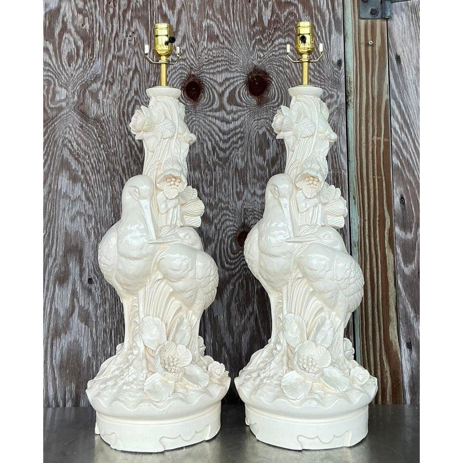 20ième siècle Paire de lampes-oiseaux en plâtre de style Régence en vente