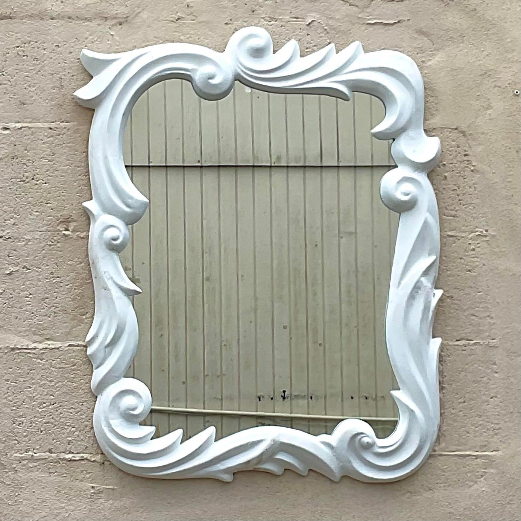 Un fabuleux miroir mural vintage de style côtier. Un cadre en plâtre chic au motif Fleur de Lys. A la manière de Dorothy Draper. Deux miroirs sont disponibles sur ma page. Acquis d'une propriété de Palm Beach.