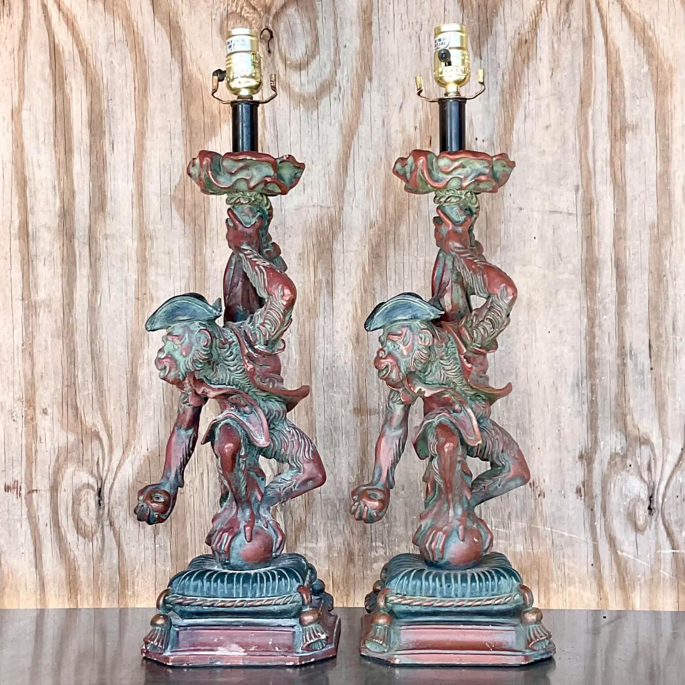 Regency Paire de lampes singe en plâtre de style Régence en vente