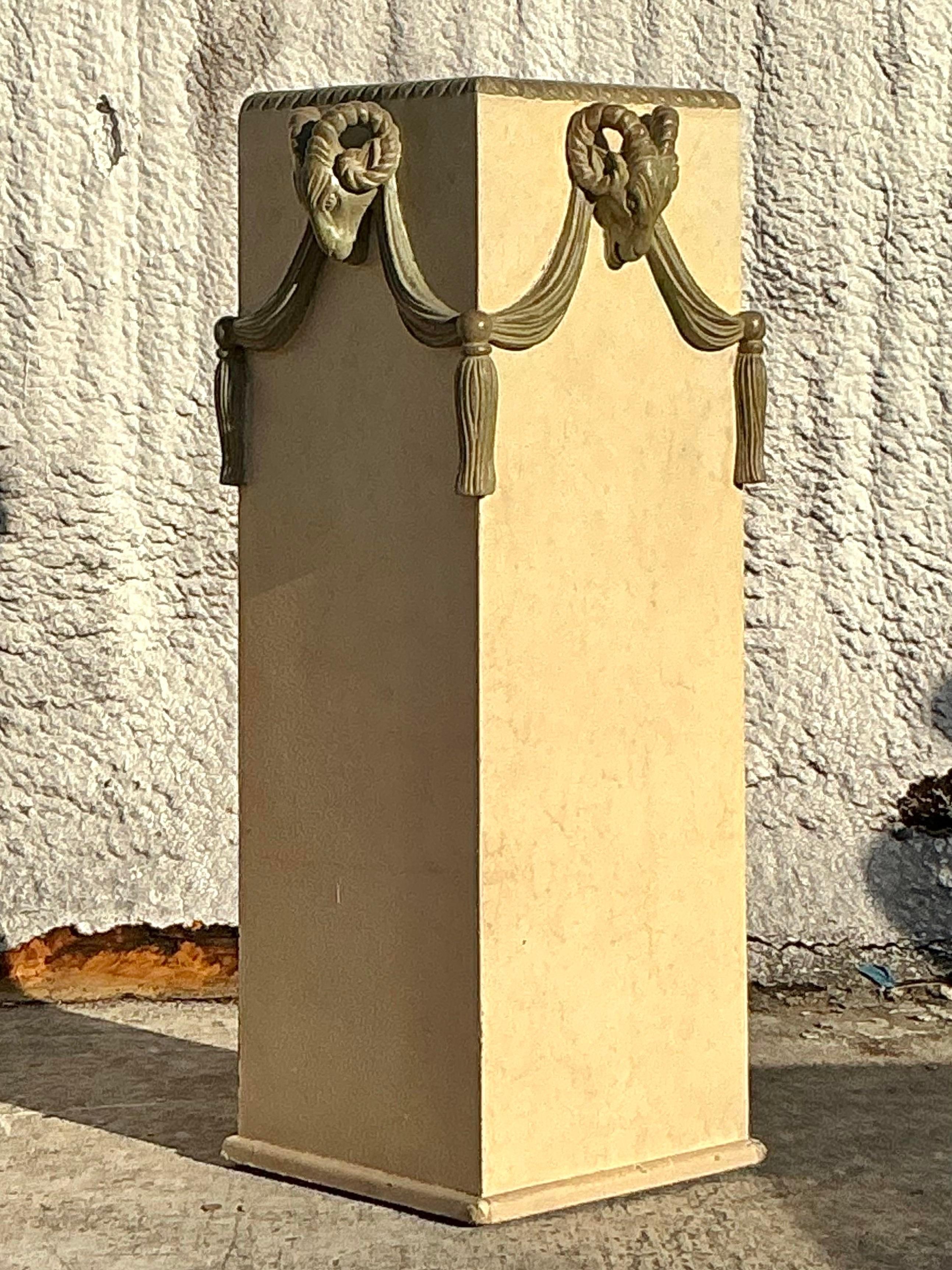 Élevez votre décor avec ce piédestal à tête de bélier en plâtre et fibre de verre de style Vintage Regency, une pièce d'accent audacieuse et frappante, parfaite pour ajouter une touche d'élégance classique et fantaisiste. Avec sa base ornée de têtes