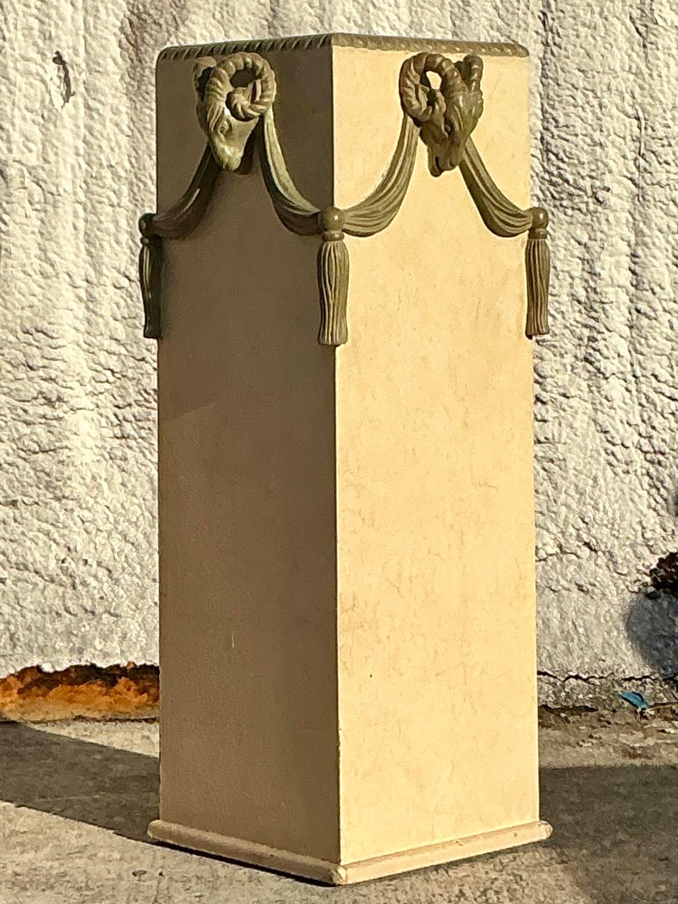 Vintage Regency Plaster Over Fiberglass Rams Head Pedestal (piédestal à tête de bélier) Bon état - En vente à west palm beach, FL