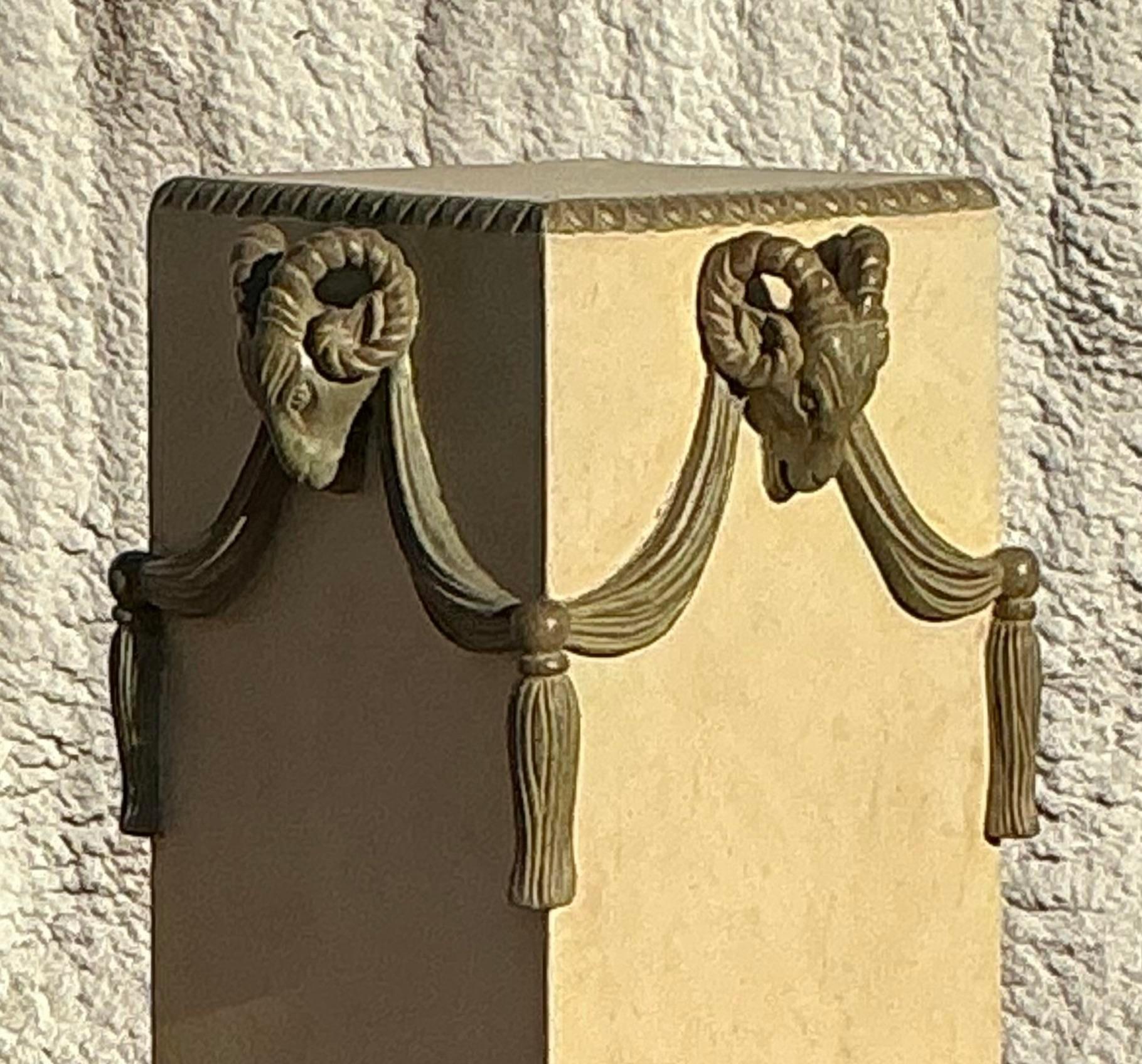 20ième siècle Vintage Regency Plaster Over Fiberglass Rams Head Pedestal (piédestal à tête de bélier) en vente