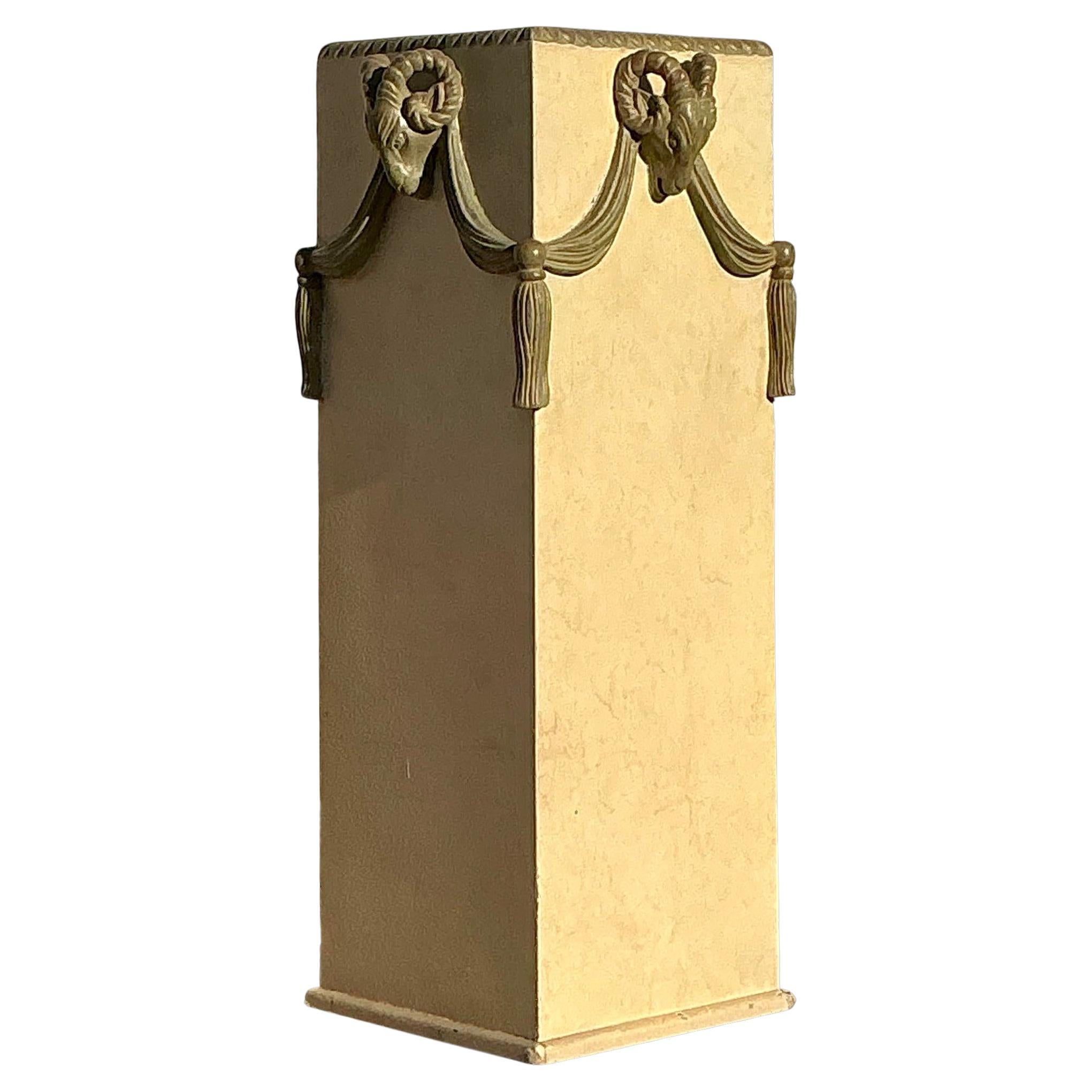 Pedestal Vintage Regency con Cabeza de Carnero de Yeso sobre Fibra de Vidrio