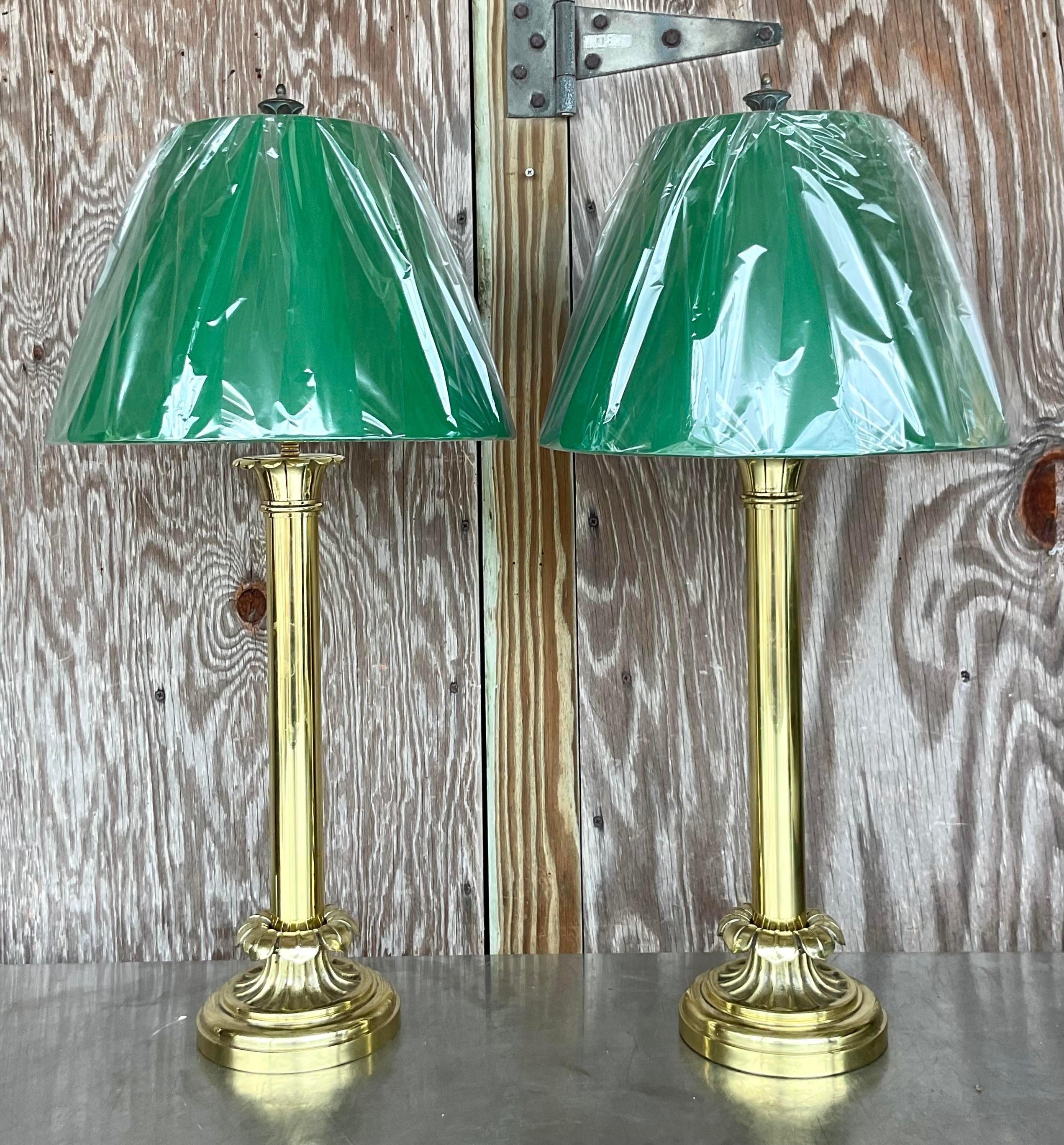 Illumina la tua casa con l'eleganza senza tempo di questa coppia di lampade Vintage Regency in ottone lucido con paralumi verde biliardo. Realizzate in classico stile americano, queste lampade presentano basi in ottone lucido abbinate a paralumi di