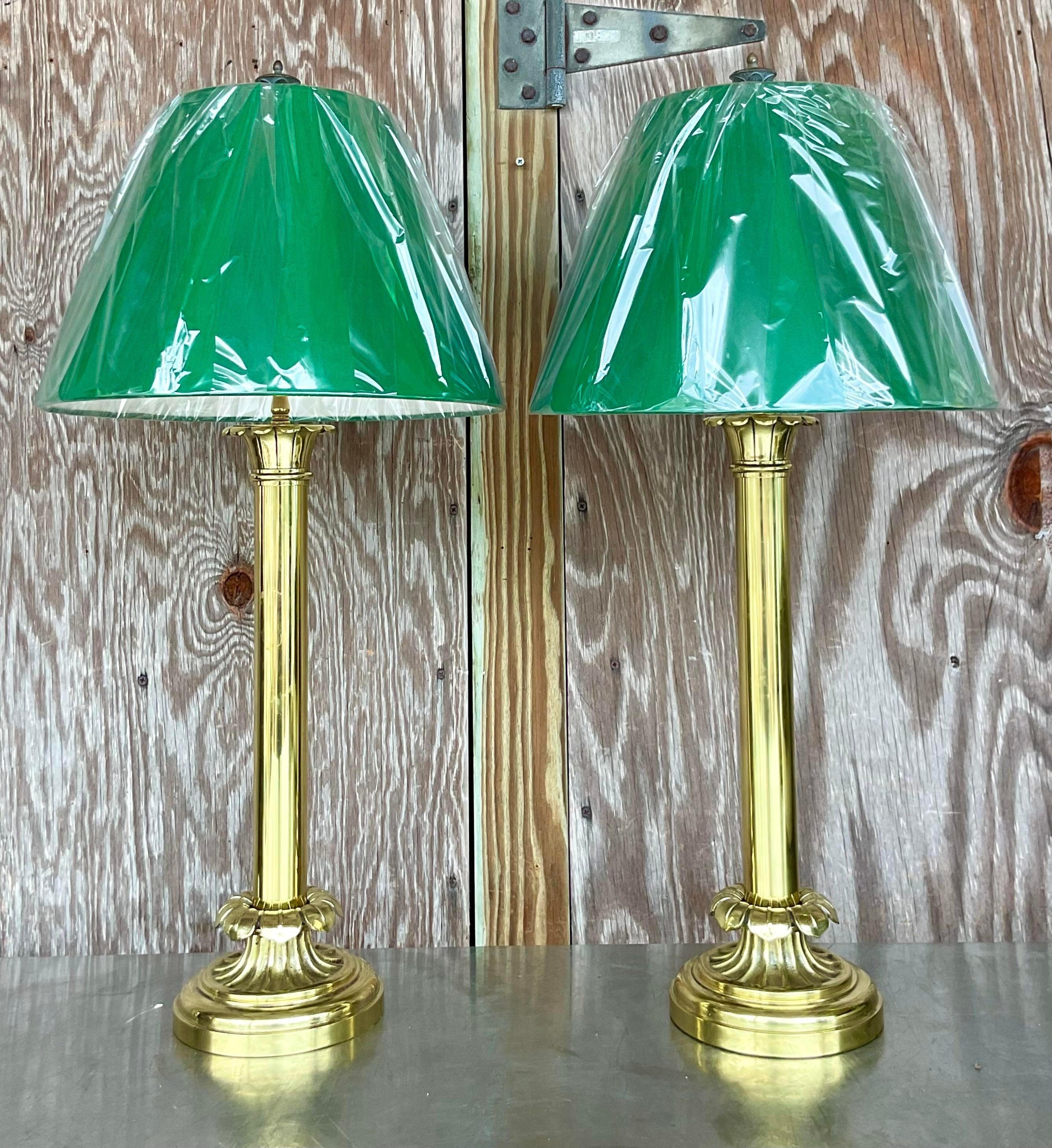 Regency Lampade a candeliere d'epoca in ottone lucidato con paralumi verde biliardo - un'idea di Pr in vendita