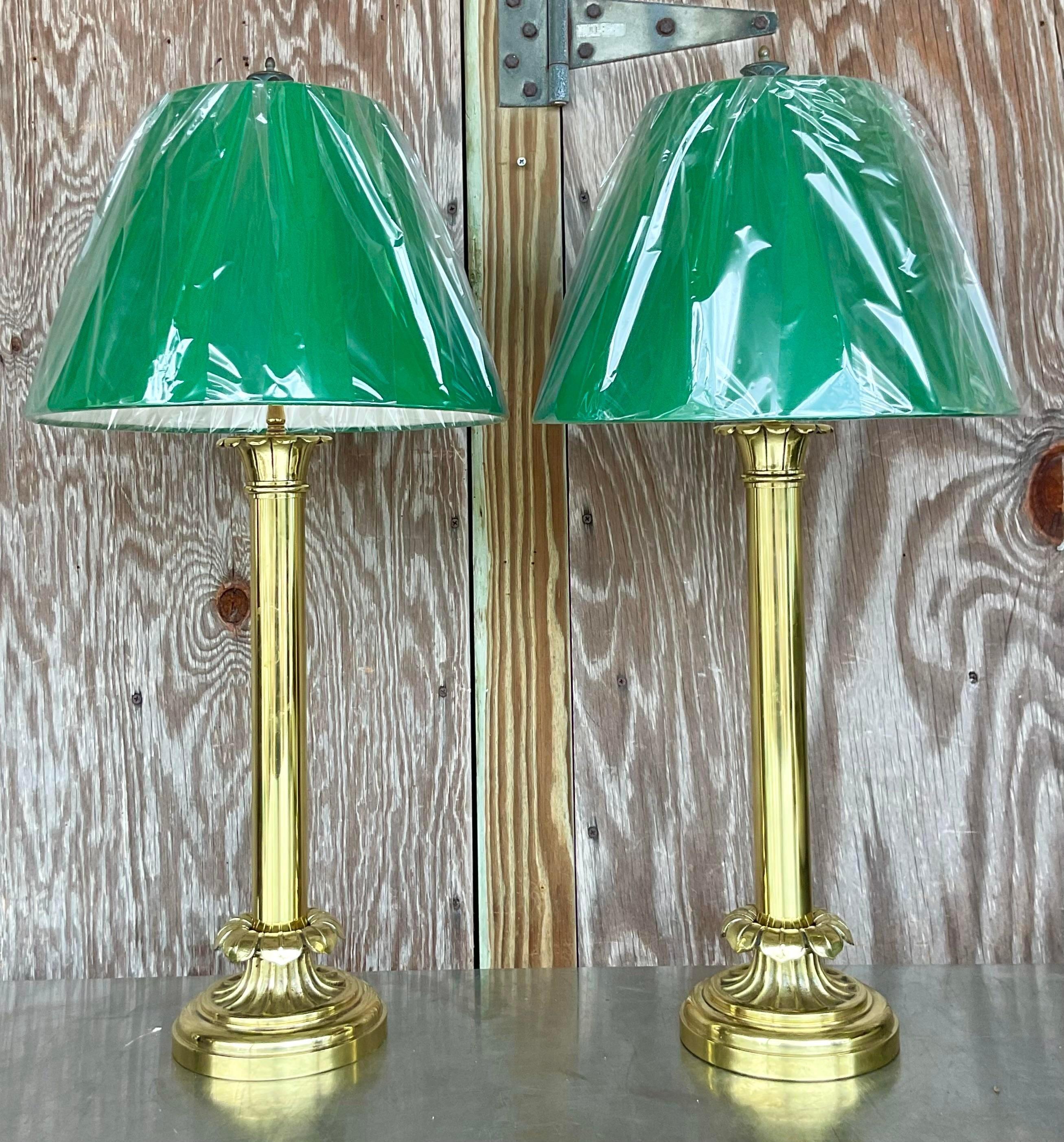 Americano Lampade a candeliere d'epoca in ottone lucidato con paralumi verde biliardo - un'idea di Pr in vendita