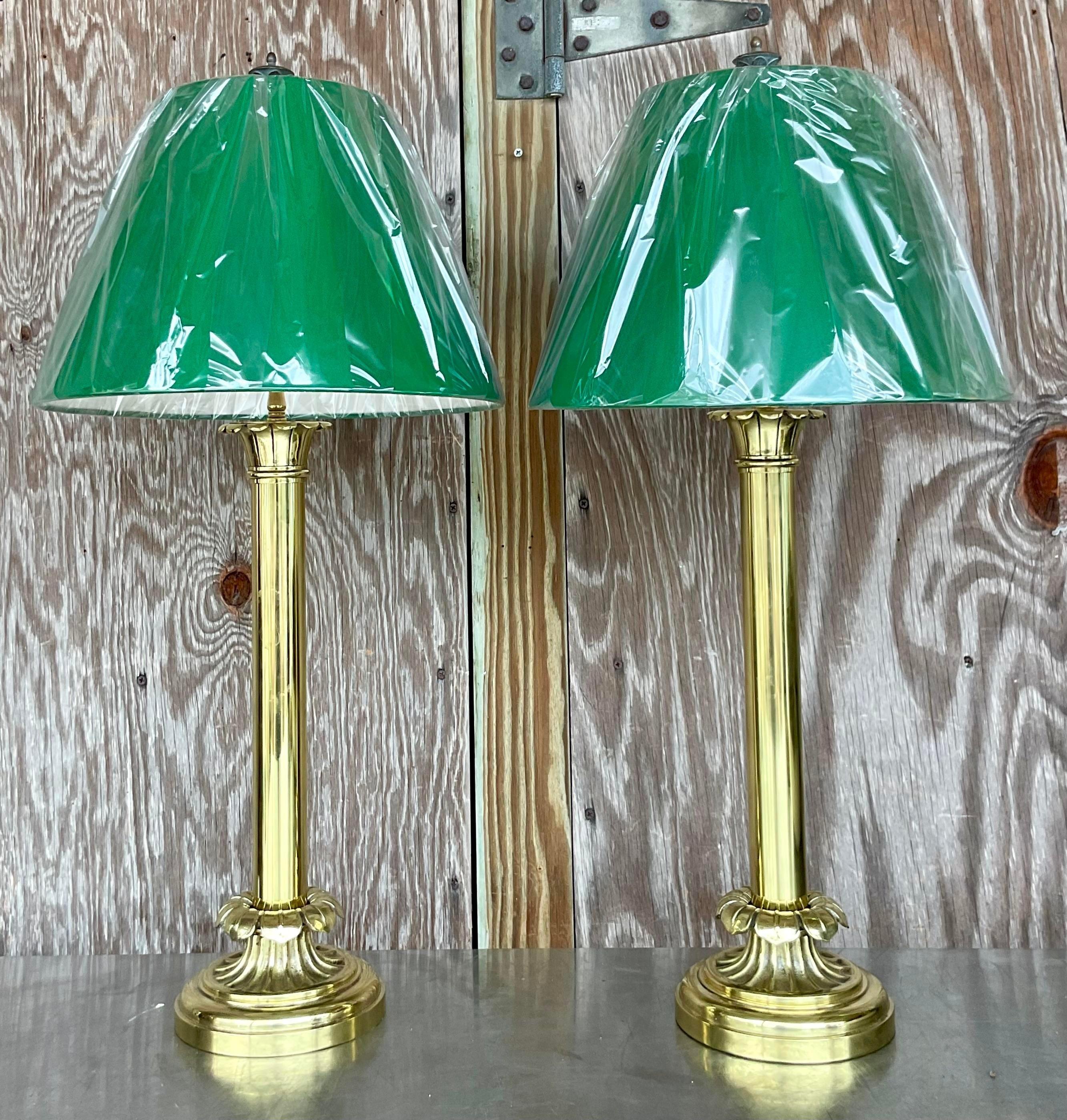 Lampade a candeliere d'epoca in ottone lucidato con paralumi verde biliardo - un'idea di Pr In condizioni buone in vendita a West Palm Beach, FL