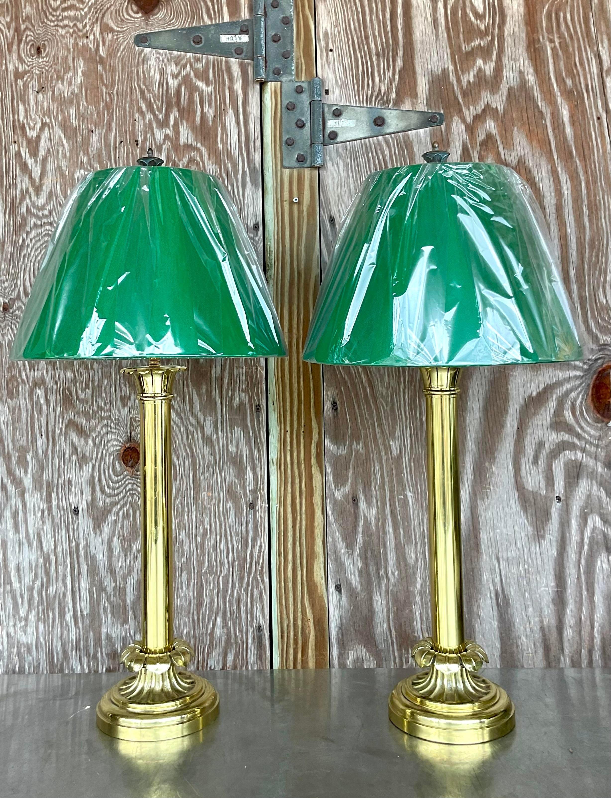 XX secolo Lampade a candeliere d'epoca in ottone lucidato con paralumi verde biliardo - un'idea di Pr in vendita