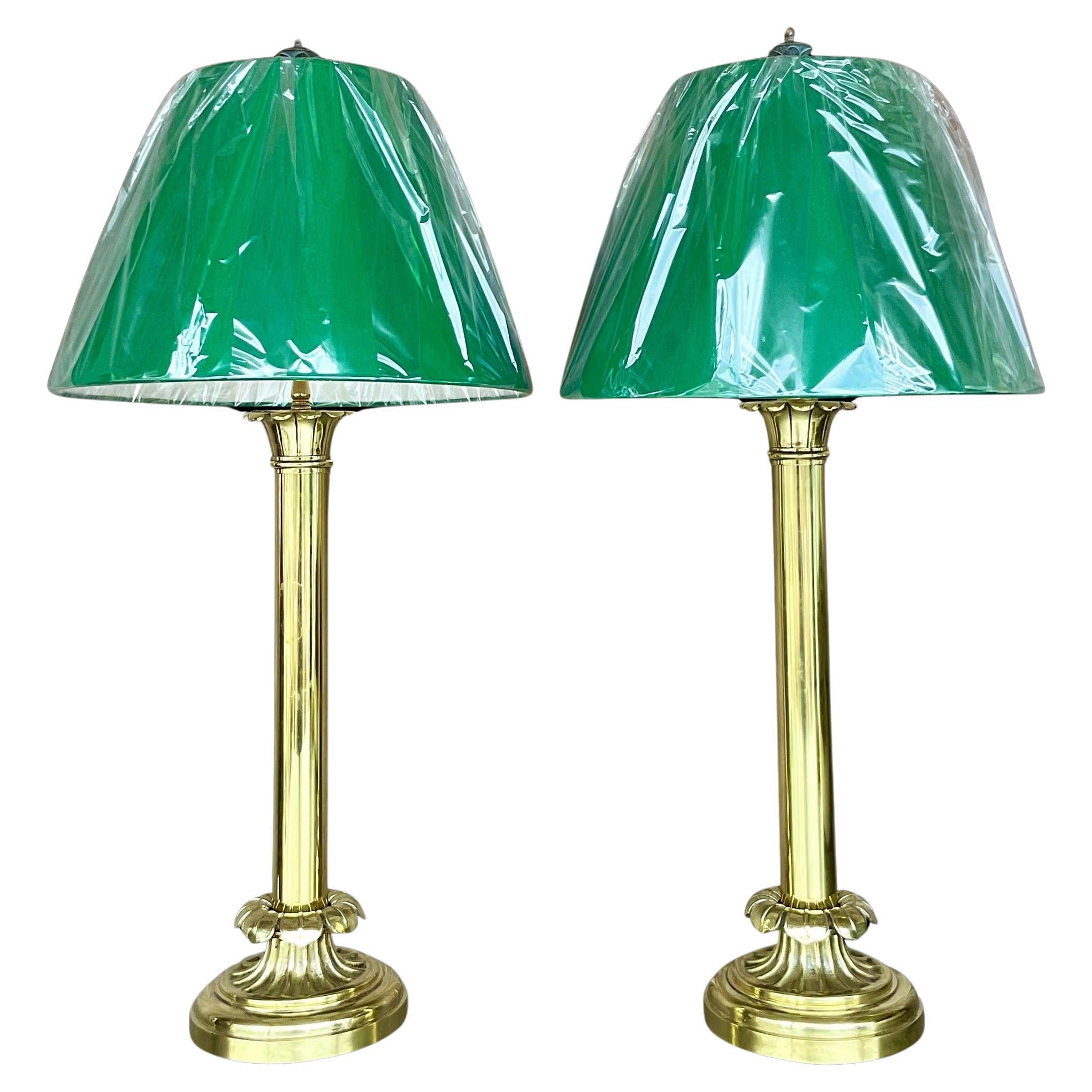 Lampade a candeliere d'epoca in ottone lucidato con paralumi verde biliardo - un'idea di Pr in vendita