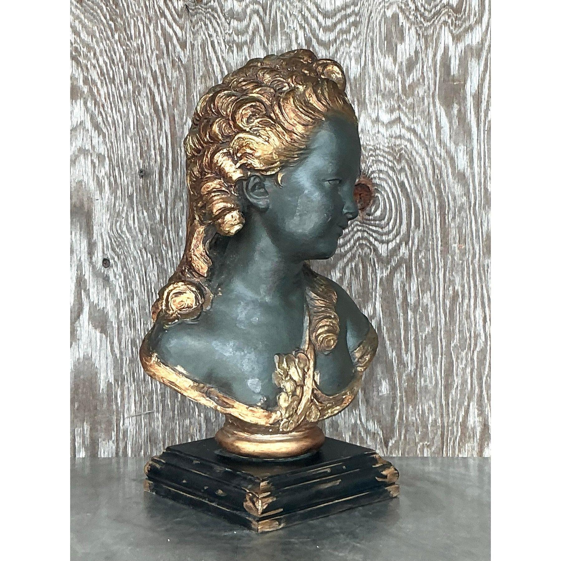 Questo squisito busto in gesso policromato d'epoca Regency cattura la raffinata eleganza della ritrattistica classica. Caratterizzato da una sorprendente finitura verde scuro con riflessi dorati, questo capolavoro scultoreo emana raffinatezza e
