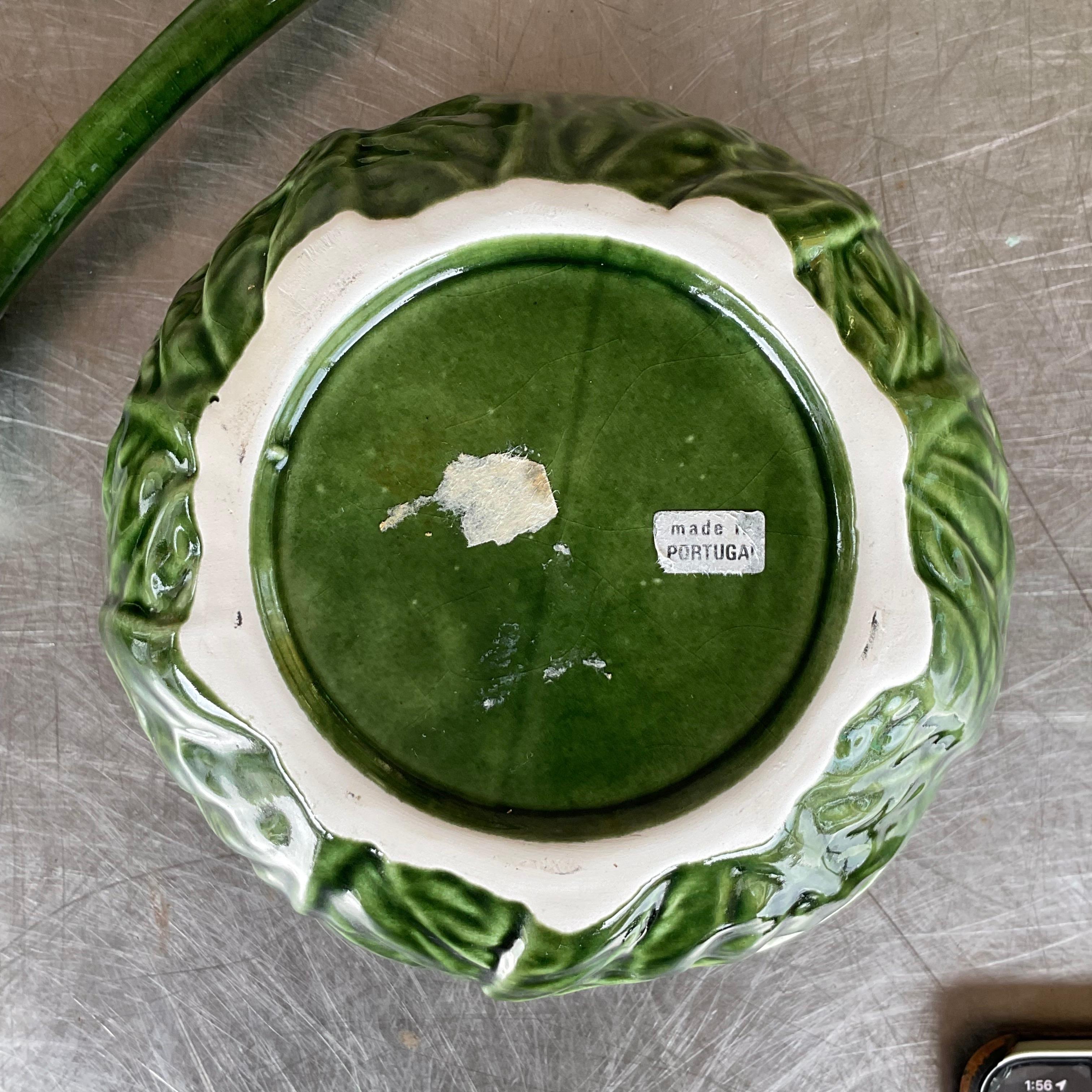 Eleva tu mesa de comedor con esta sopera de hojas de col portuguesa Vintage Regency. Su detallada artesanía y su exuberante esmalte verde encarnan la elegancia americana atemporal, convirtiéndola en un complemento exquisito para servir sopas y