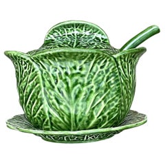 Portugiesische Cabbage-Blatt-Terrine im Regency-Stil mit Schöpfkelle und Unterteller aus dem Regency-Stil, 3 Teile
