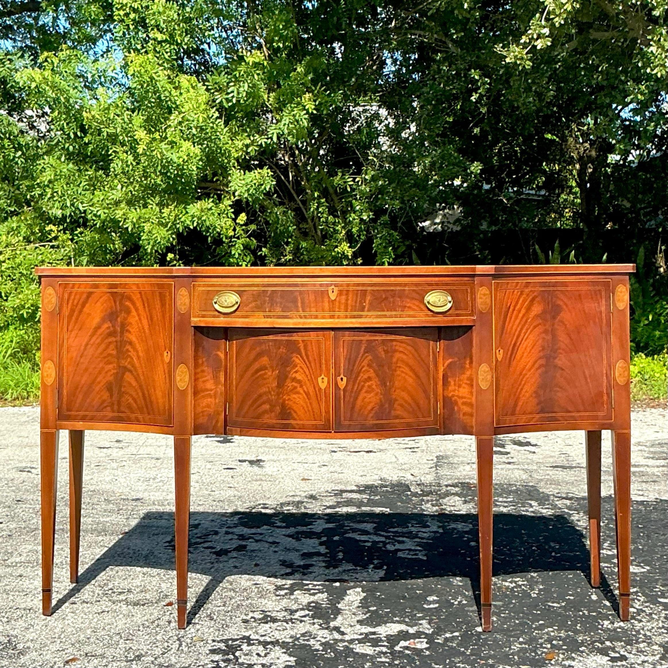 Vintage Regency Potthaus Flame Mahogany Credenza mit atemberaubenden Flammenmahagoni-Furnieren und eleganter Handwerkskunst. Ein zeitloses Schmuckstück für raffinierte Innenräume. Erworben aus einem Nachlass in Pqlm Beach