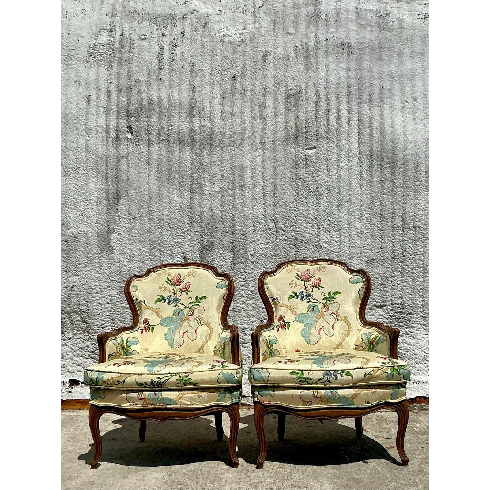 Lasciati conquistare dallo squisito charme di questa coppia di sedie da salotto in seta stampata Vintage Regency. Queste poltrone emanano un'eleganza sofisticata, grazie a cornici aggraziate che richiamano la raffinatezza Regency e le curve