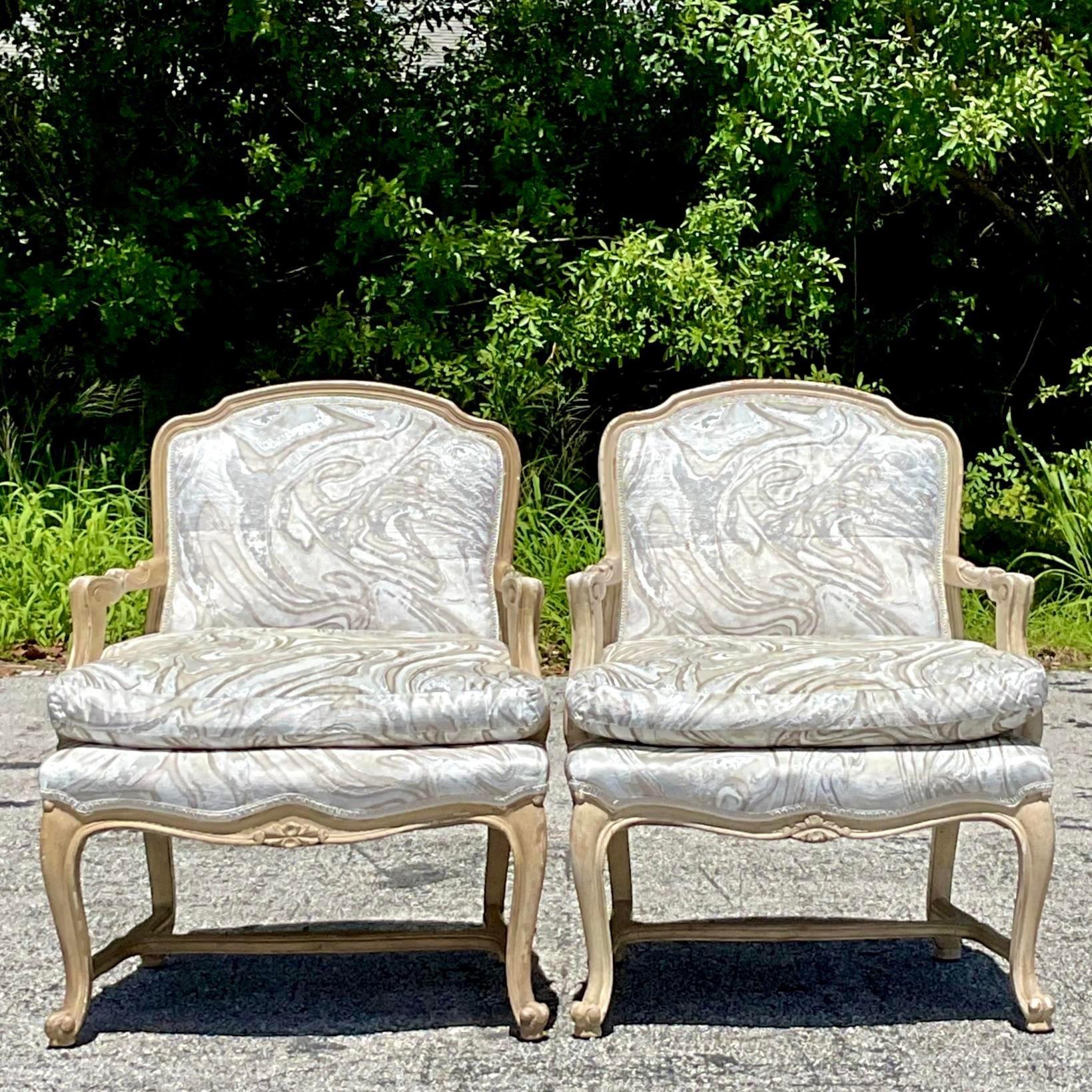 Una splendida coppia di sedie bergere stampate Regency d'epoca, che incarnano la classica eleganza americana. Queste sedie sono caratterizzate da una splendida struttura in legno intagliato e da una lussuosa imbottitura con motivi a vortice,