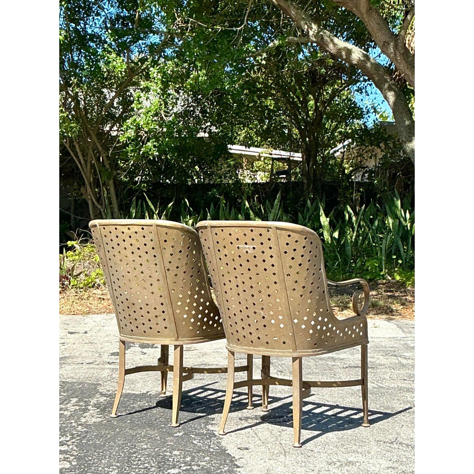 Cette paire exquise de chaises longues vintage de style Regency dégage une élégance intemporelle grâce à son design complexe de diamants taillés à l'emporte-pièce. Fabriquées en fonte d'aluminium durable, ces chaises offrent à la fois beauté et