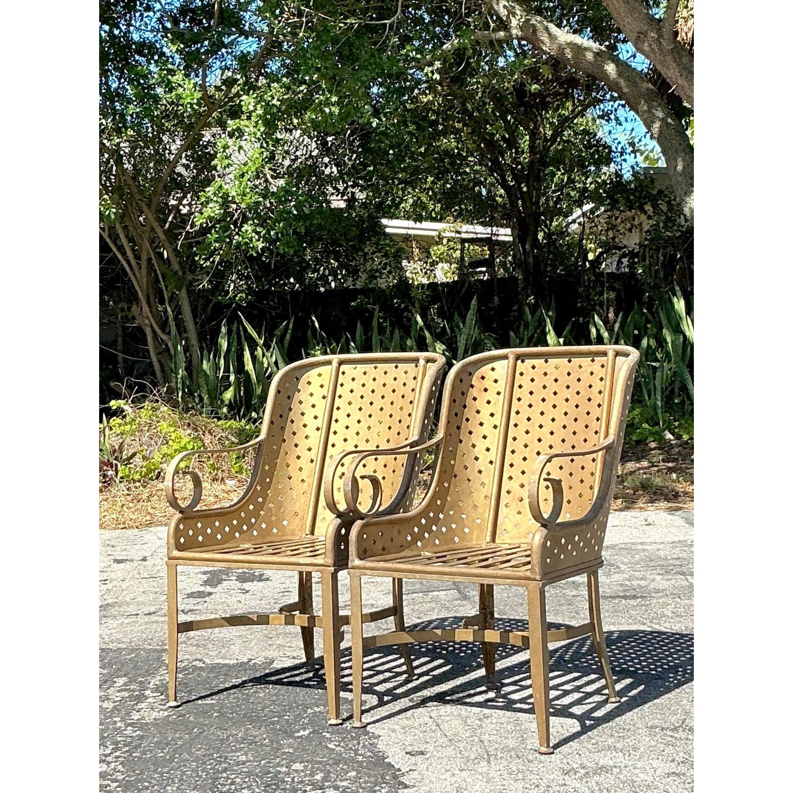 Chaises longues Vintage Regency à diamant poinçonné - une paire Bon état - En vente à West Palm Beach, FL