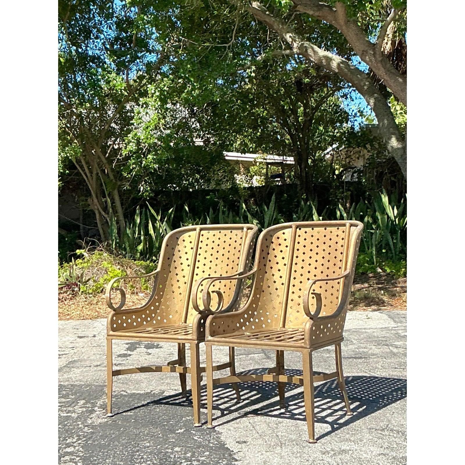 20ième siècle Chaises longues Vintage Regency à diamant poinçonné - une paire en vente