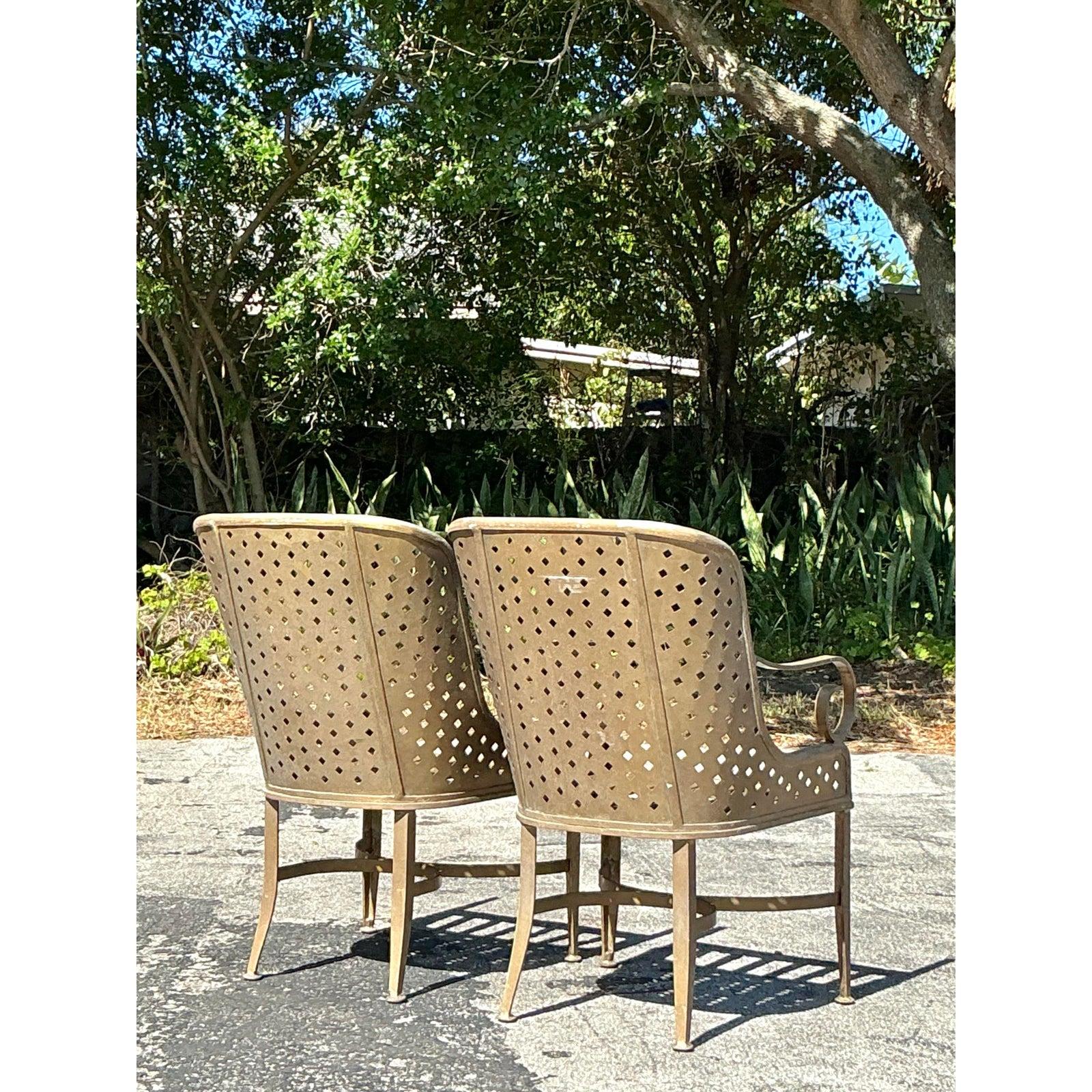 Aluminium Chaises longues Vintage Regency à diamant poinçonné - une paire en vente
