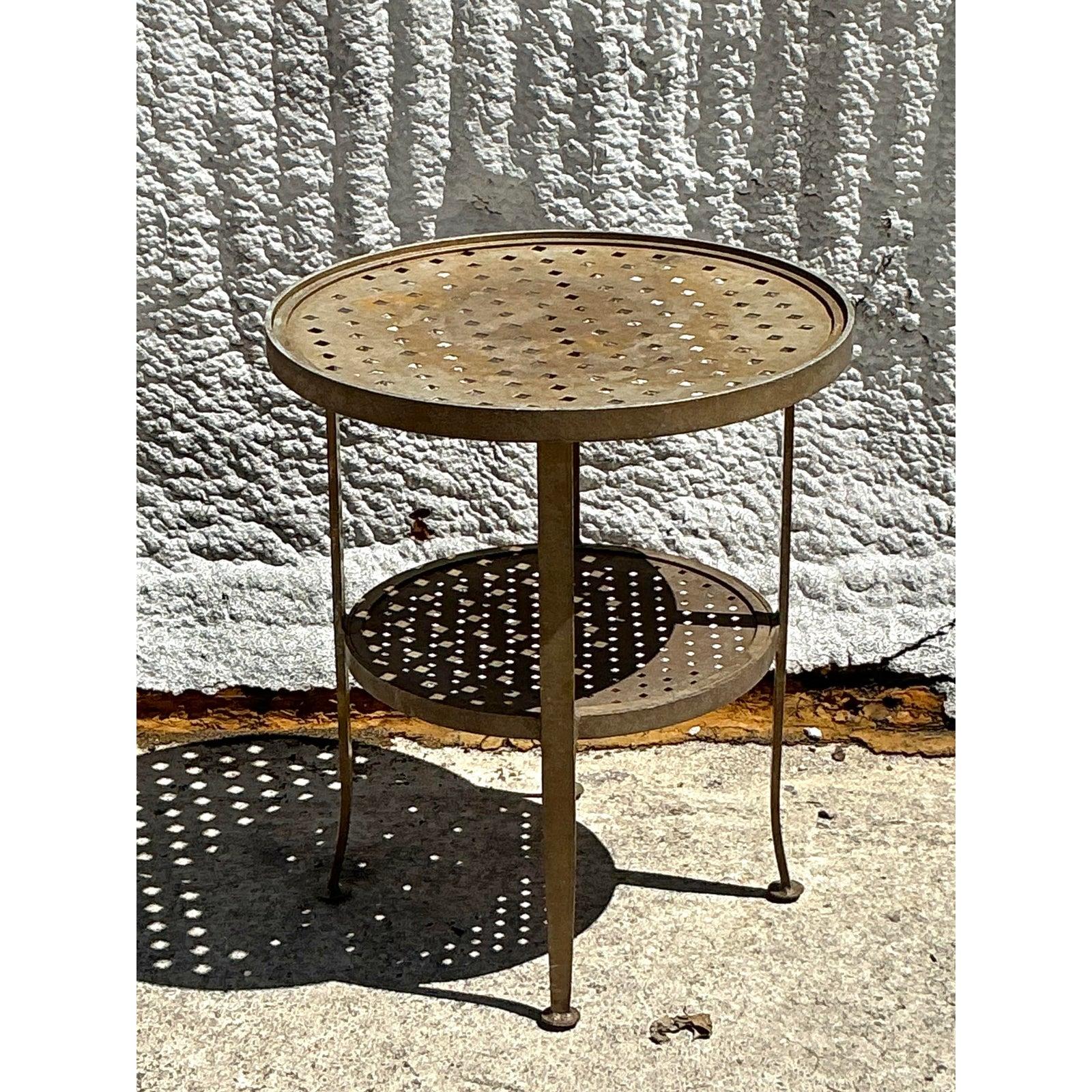 Américain Table d'appoint Regency vintage en métal taillé en poinçon en vente