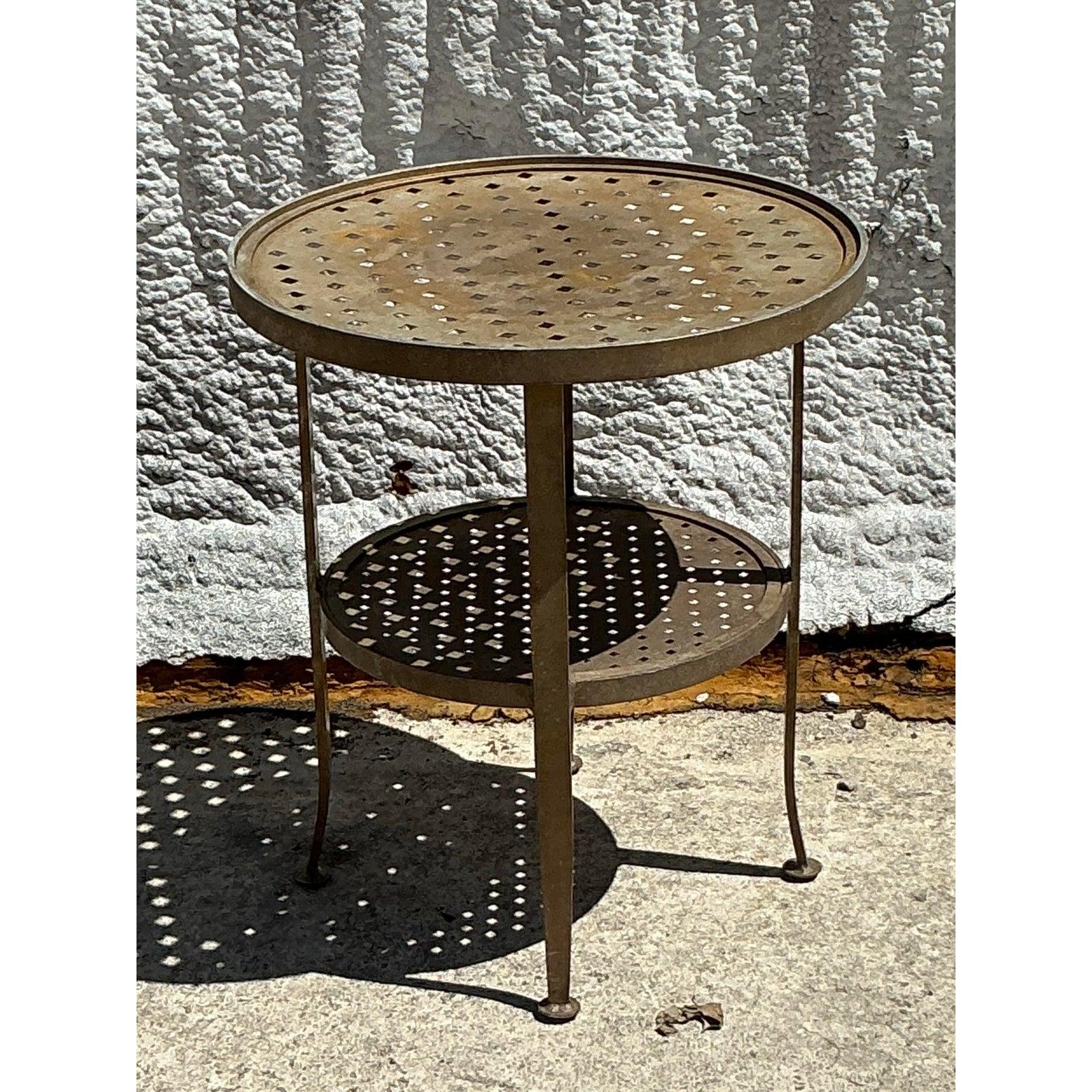 Table d'appoint Regency vintage en métal taillé en poinçon Bon état - En vente à west palm beach, FL