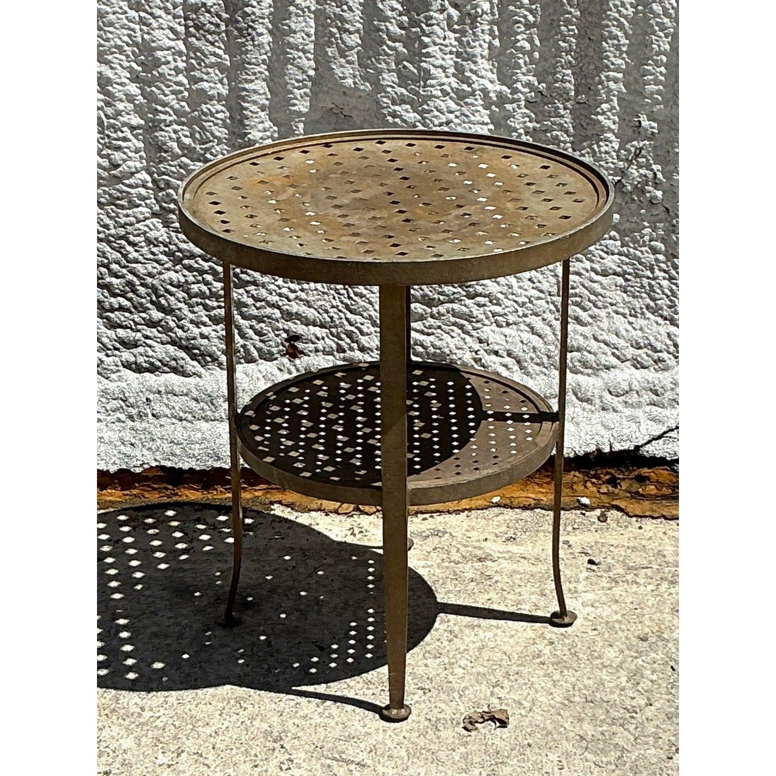 Aluminium Table d'appoint Regency vintage en métal taillé en poinçon en vente