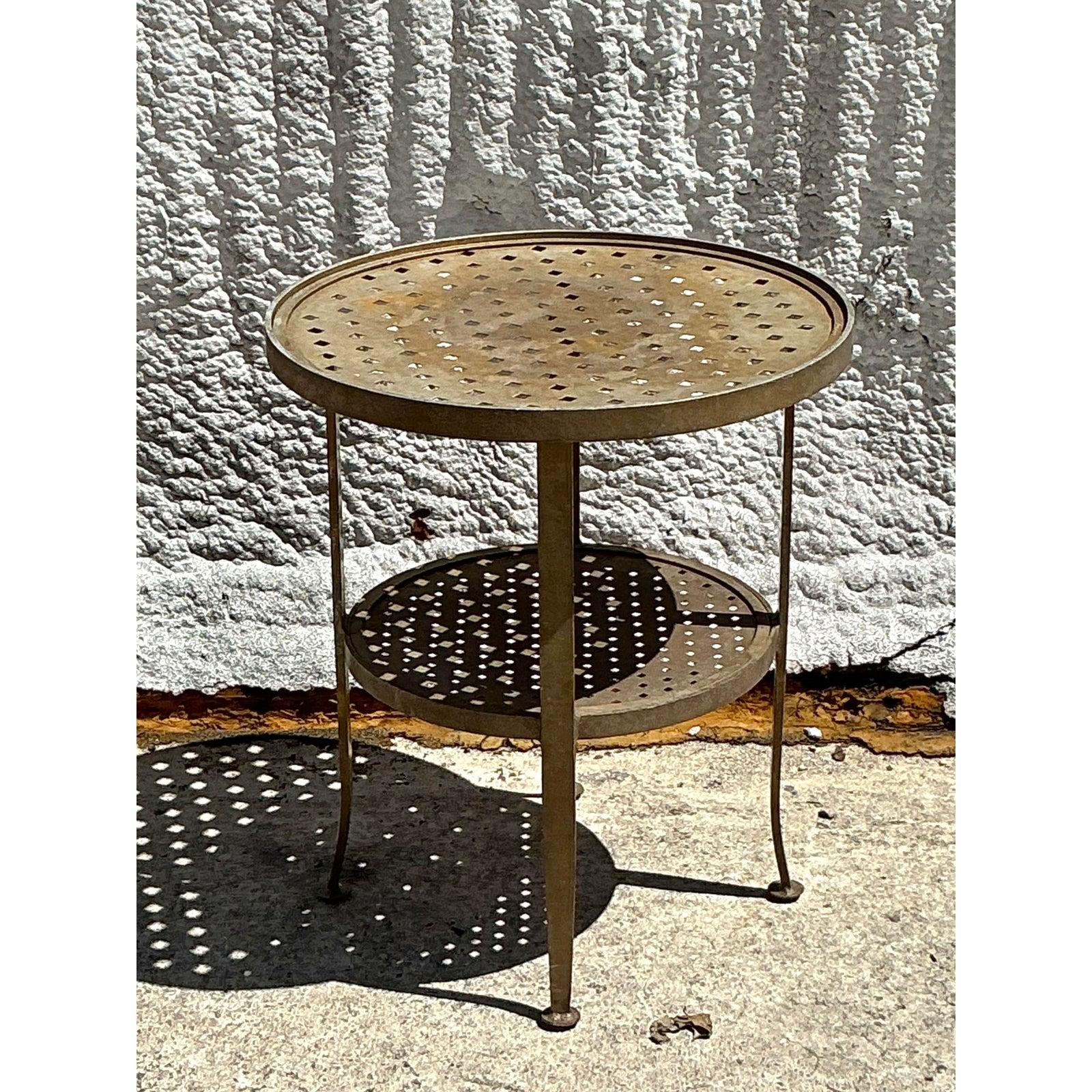 Table d'appoint Regency vintage en métal taillé en poinçon en vente 1
