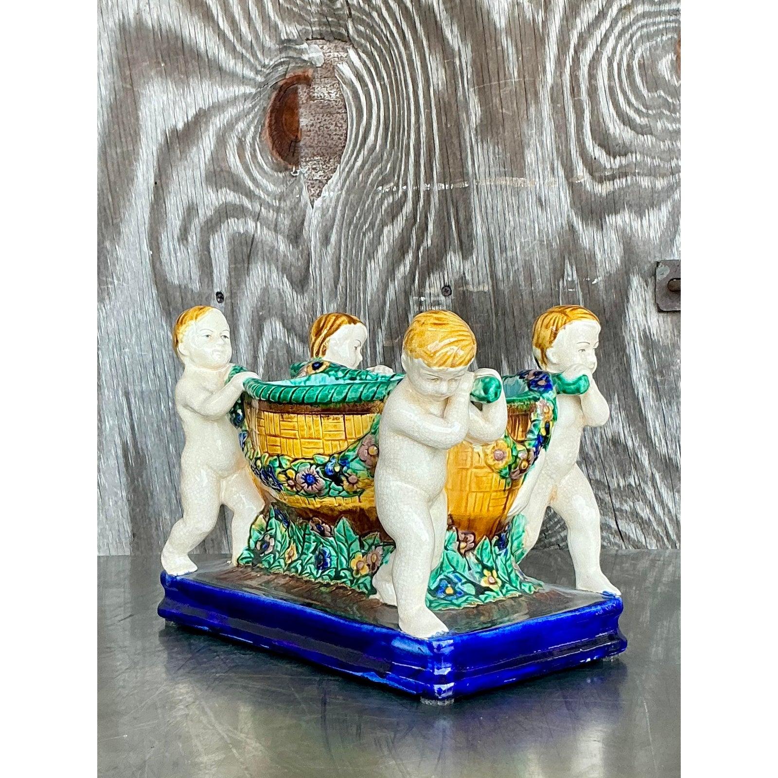 Centrotavola in maiolica Putti Cherubino Regency d'epoca In condizioni buone in vendita a west palm beach, FL