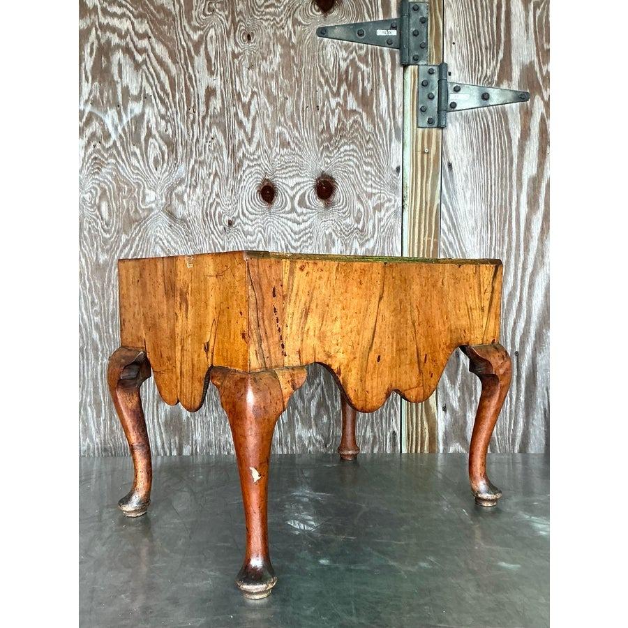 Der Vintage Regency Queen Anne Beistelltisch ist ein zeitloses Stück, das raffinierte Handwerkskunst mit elegantem Design verbindet. Mit seinen anmutig geschwungenen Cabriole-Beinen und der polierten Holzoberfläche zeigt dieser Beistelltisch die für
