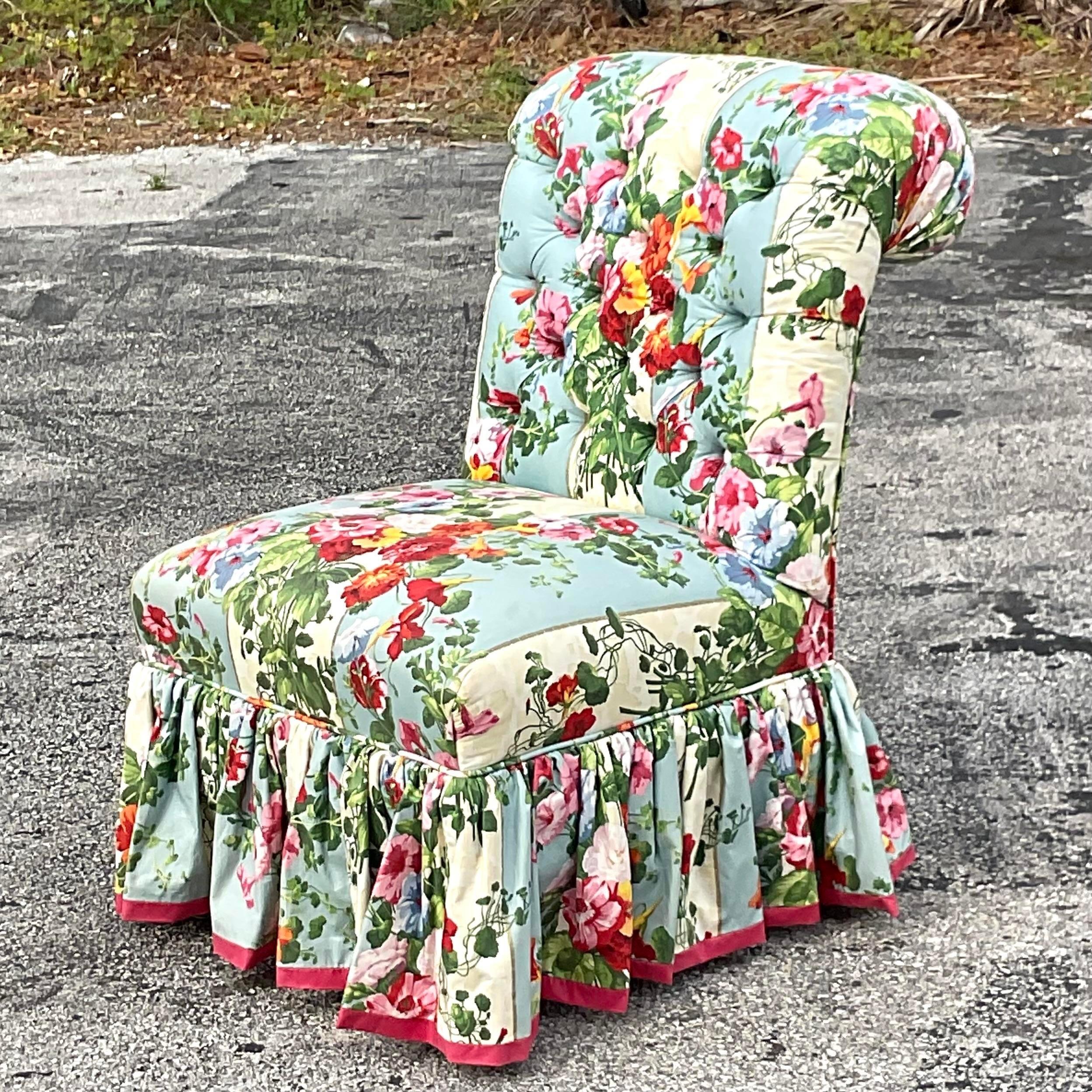 Un fabuleux fauteuil club Regency vintage. Une tapisserie florale piquée chic en coton ciré. Le fauteuil coordonné est également disponible sur ma page. Acquis d'une propriété de Palm Beach.
