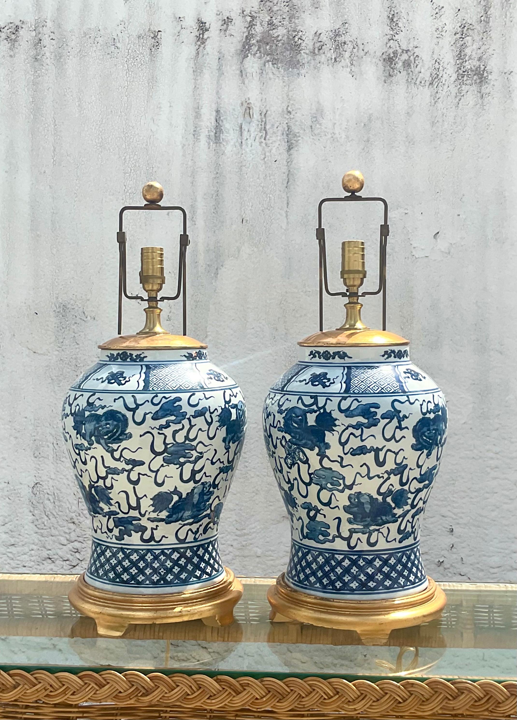 Américain Paire de lampes rétro Regency Ralph Lauren en forme de jarre à gingembre bleu et blanc avec chien Foo