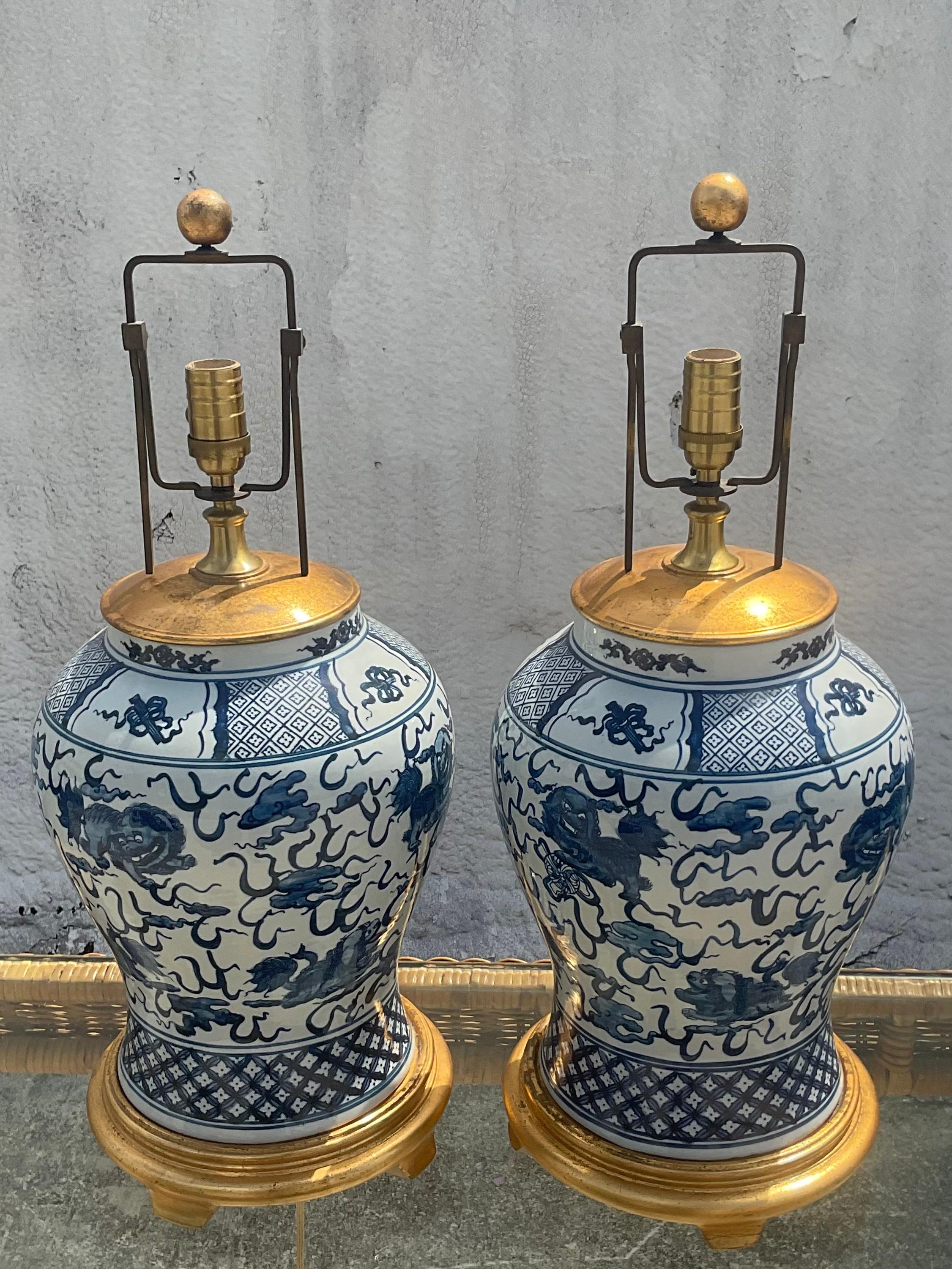 Paire de lampes rétro Regency Ralph Lauren en forme de jarre à gingembre bleu et blanc avec chien Foo Bon état à West Palm Beach, FL