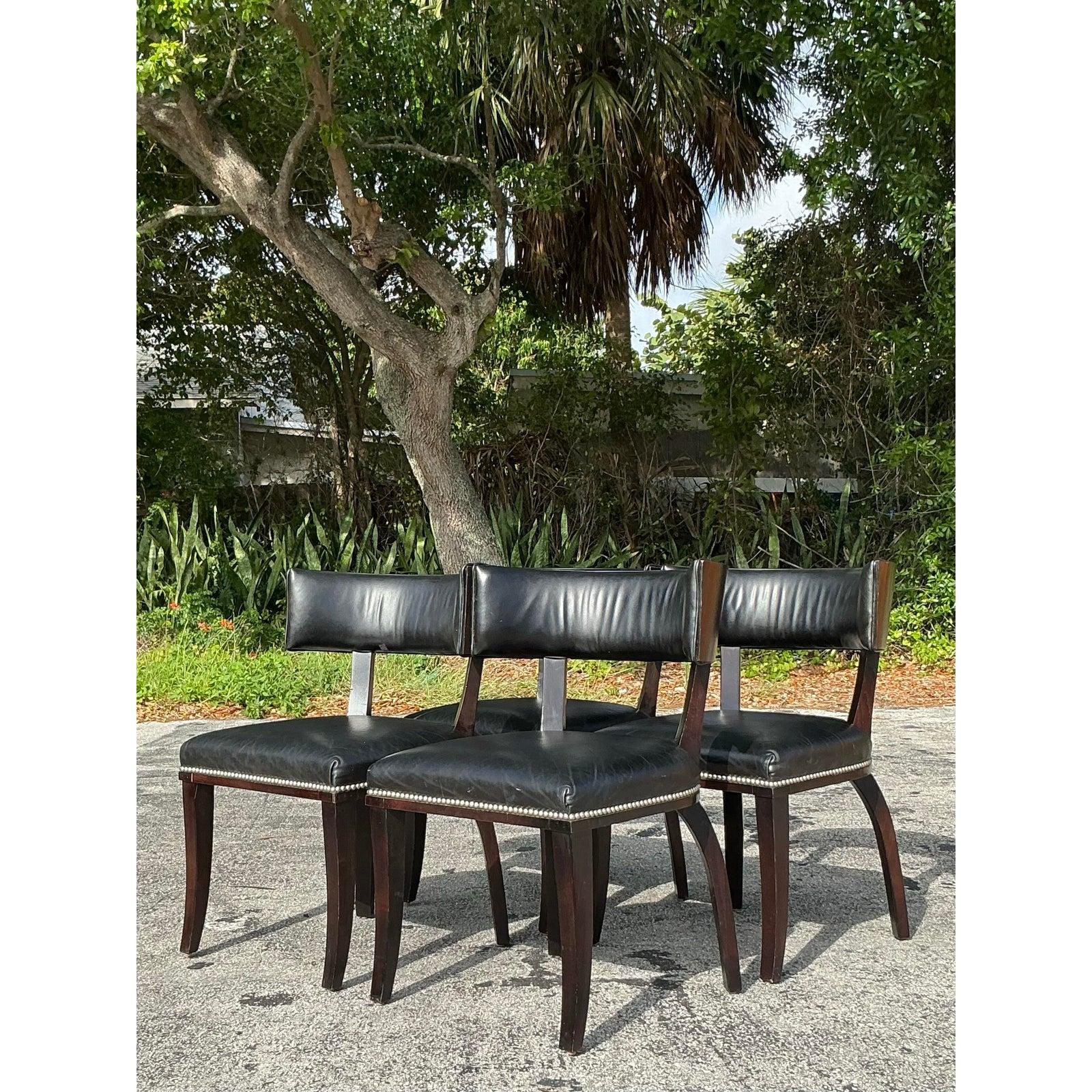 Ispirato all'eleganza senza tempo del design Klismos, questo splendido set di quattro sedie da pranzo vintage Ralph Lauren emana raffinatezza e ricercatezza. Caratterizzate da un elegante rivestimento in pelle nera, queste sedie offrono comfort e