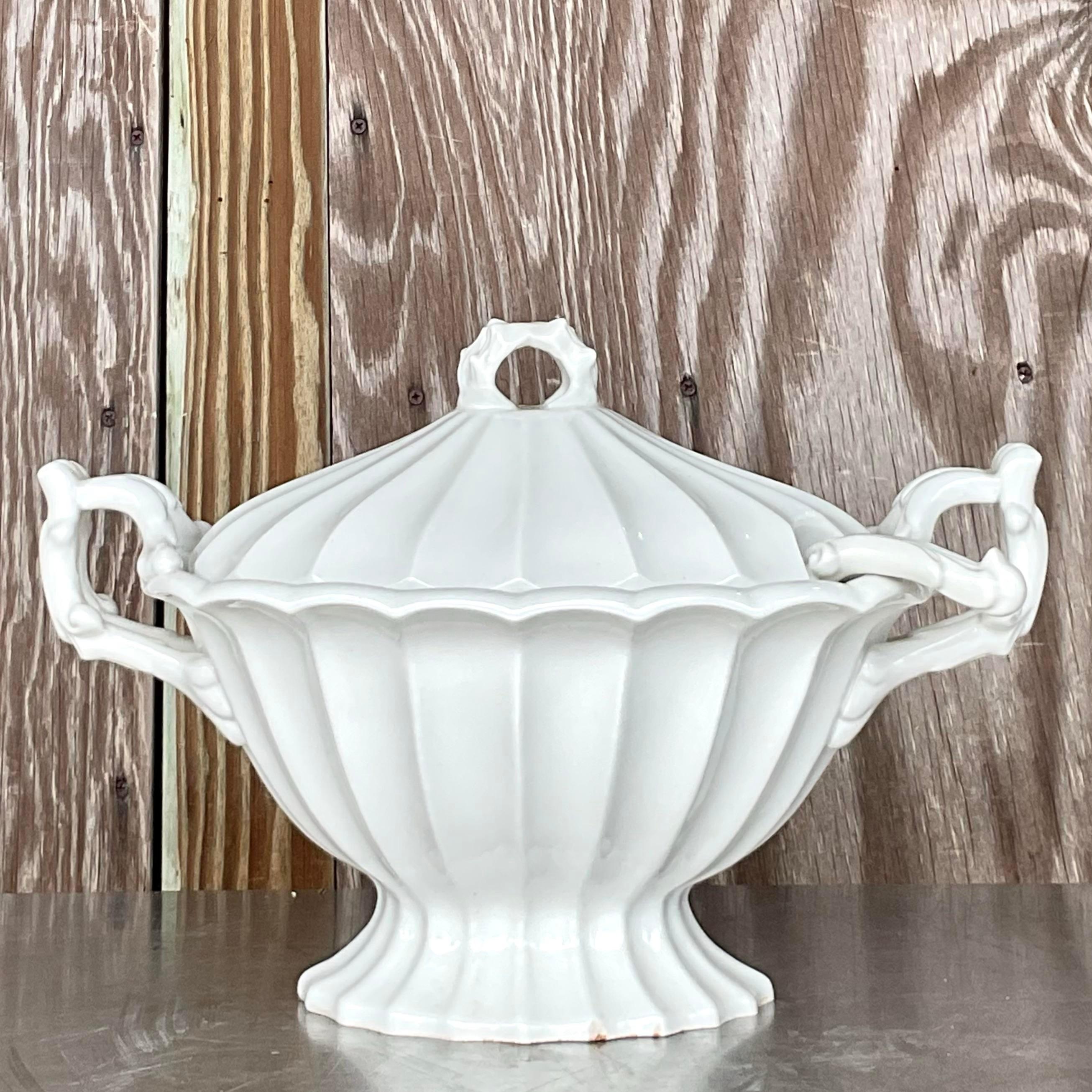 Eleva la tua esperienza culinaria con questa zuppiera vintage in ceramica smaltata Regency Red Cliff. Caratterizzata da un design classico con una ricca finitura smaltata, questa zuppiera aggiunge un tocco di eleganza e raffinatezza alla tua tavola.