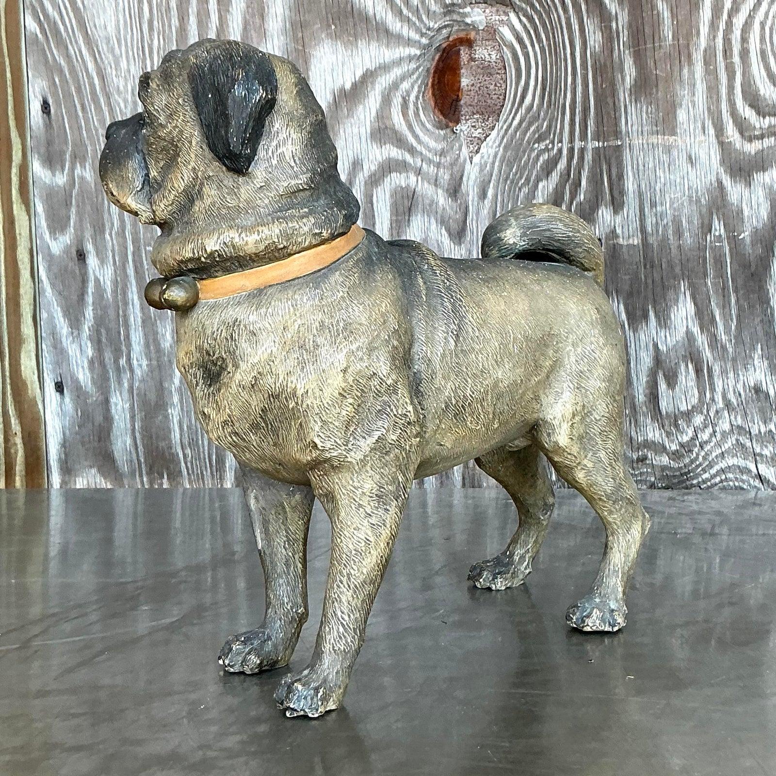 Affascinante e pieno di carattere, questo carlino in resina Vintage Regency cattura lo spirito leale e il portamento nobile di una razza amata. Finemente modellata in resina con una texture realistica e una sottile finitura invecchiata, la figura