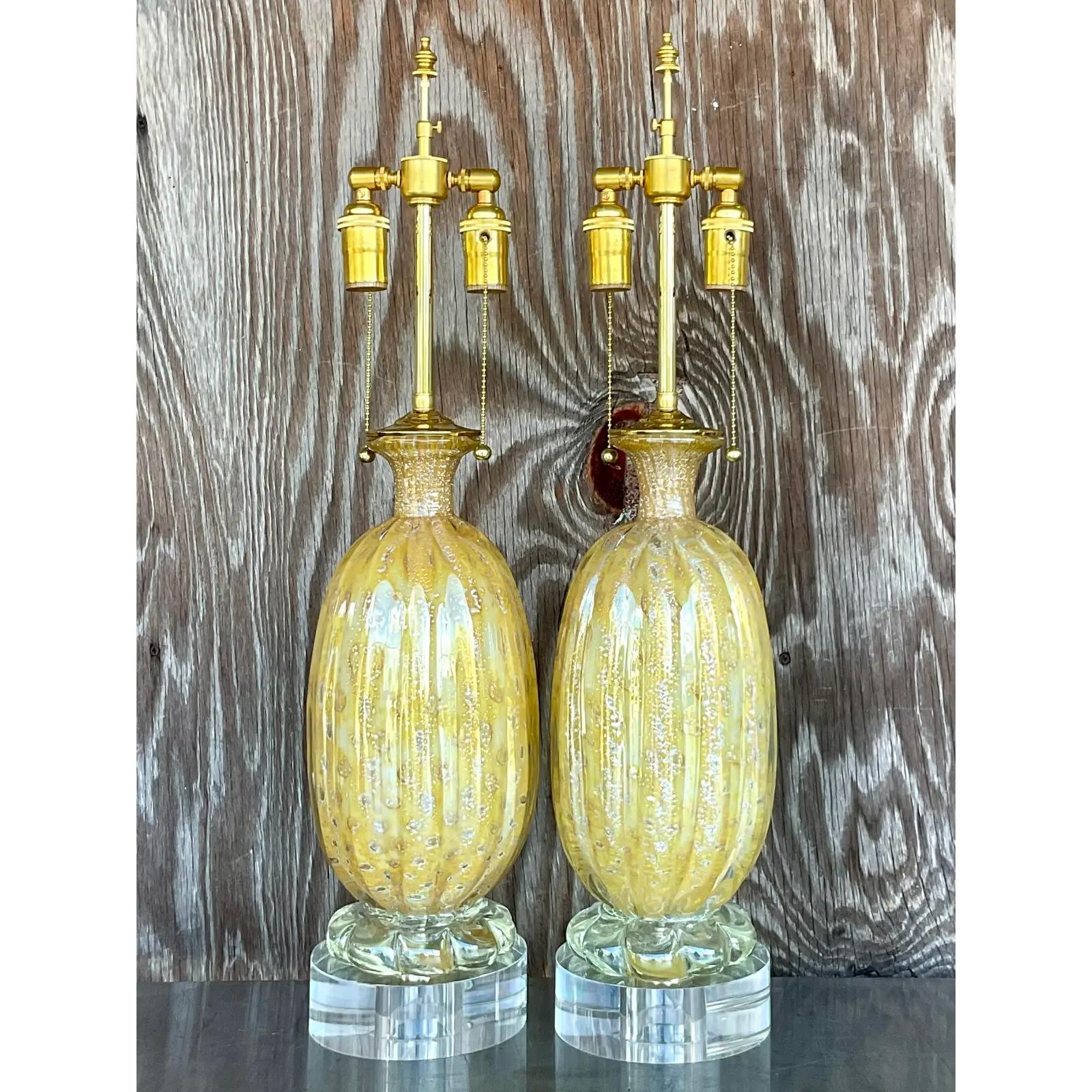 Vintage Regency restaurierte italienische Murano-Glas-Lampen - ein Paar (Messing)