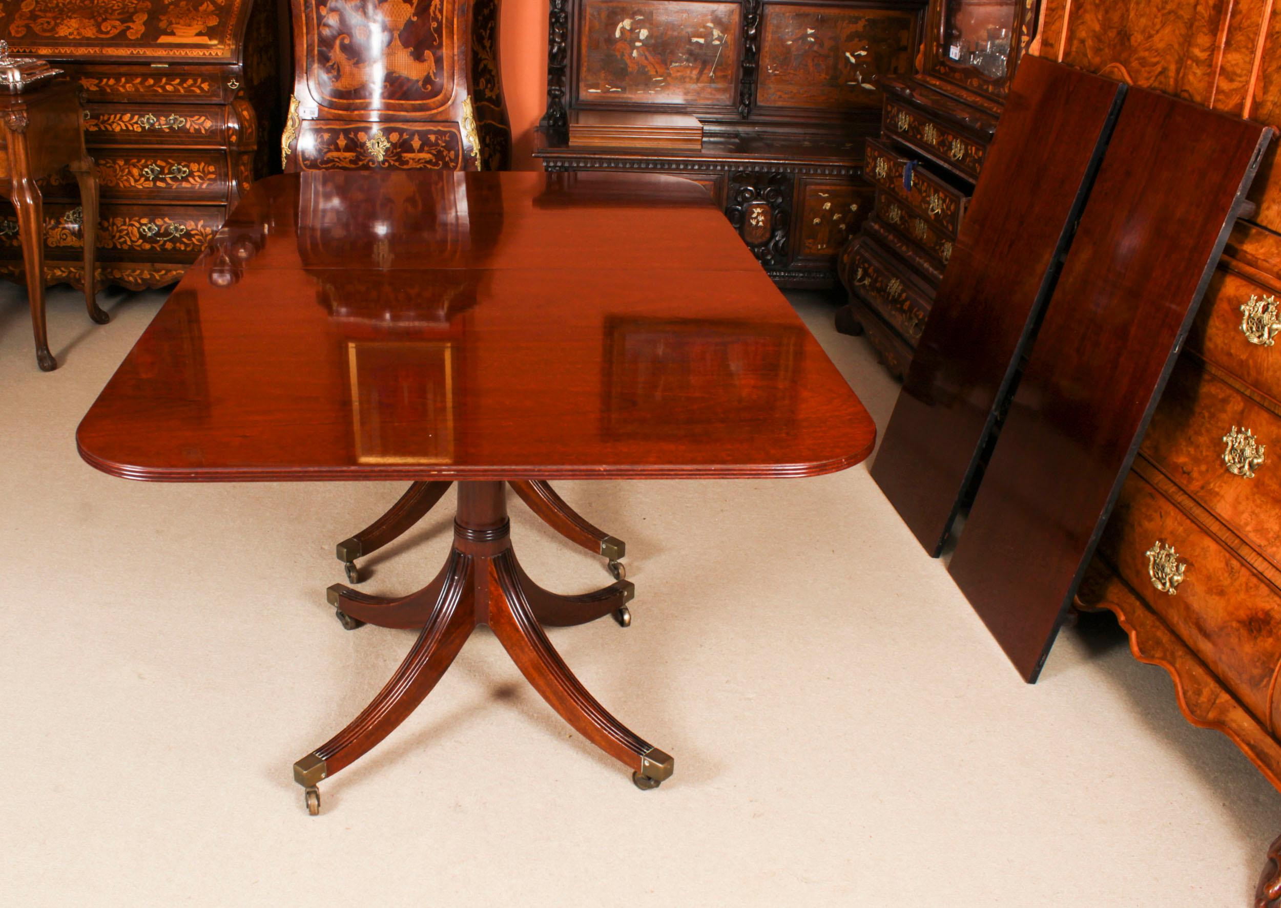 Table de salle à manger et 10 chaises Regency Revival de William Tillman 20ème siècle 5