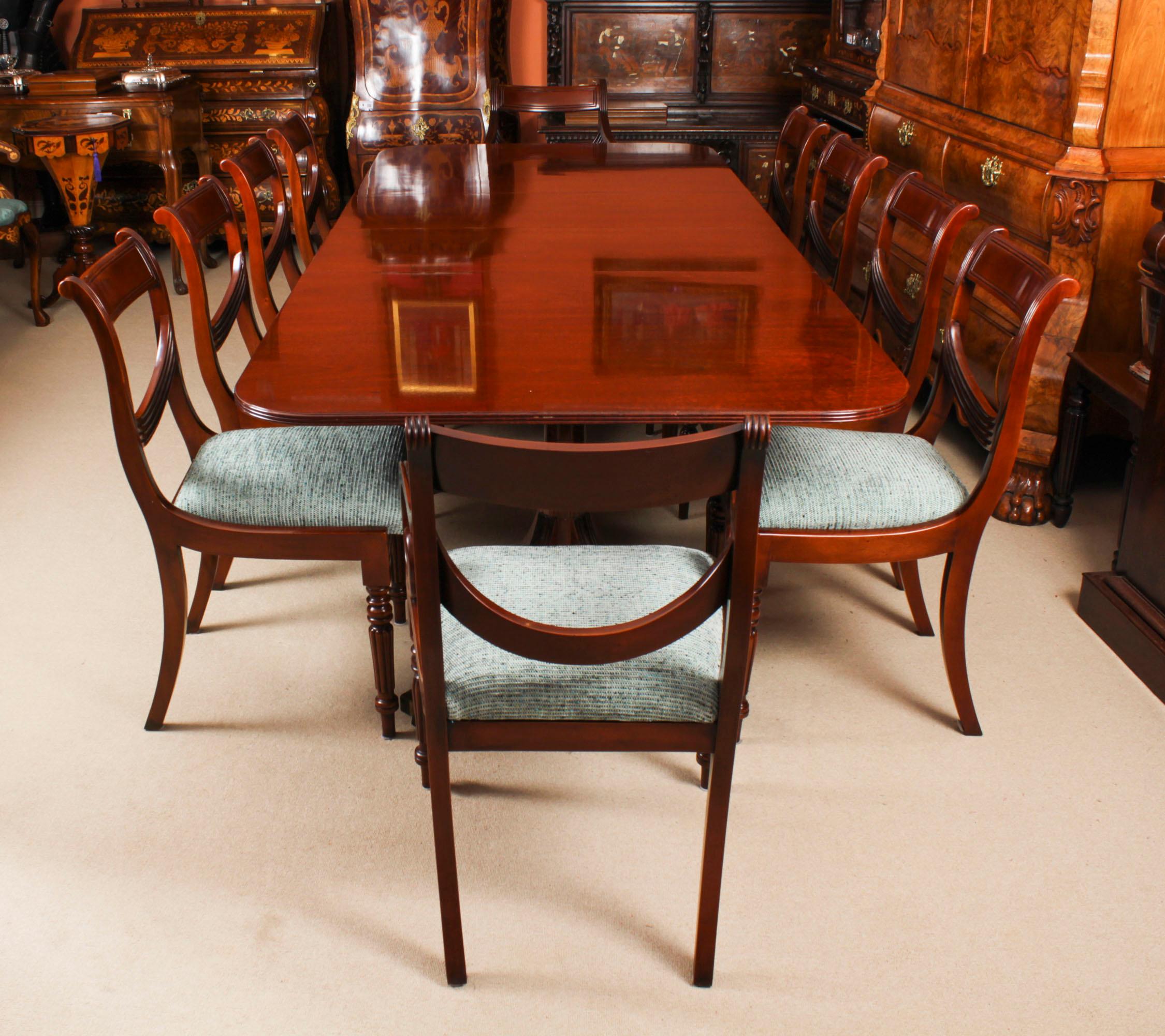 Dies ist  ein fabelhaftes Vintage-Regency-Revival-Esszimmer-Set, bestehend aus einem  Esstisch und einem Satz von zehn Swag Back Esszimmerstühlen,  von dem Meister William Tillman, CIRCA 1980, datiert.

Der Tisch ist aus massivem Mahagoni gefertigt