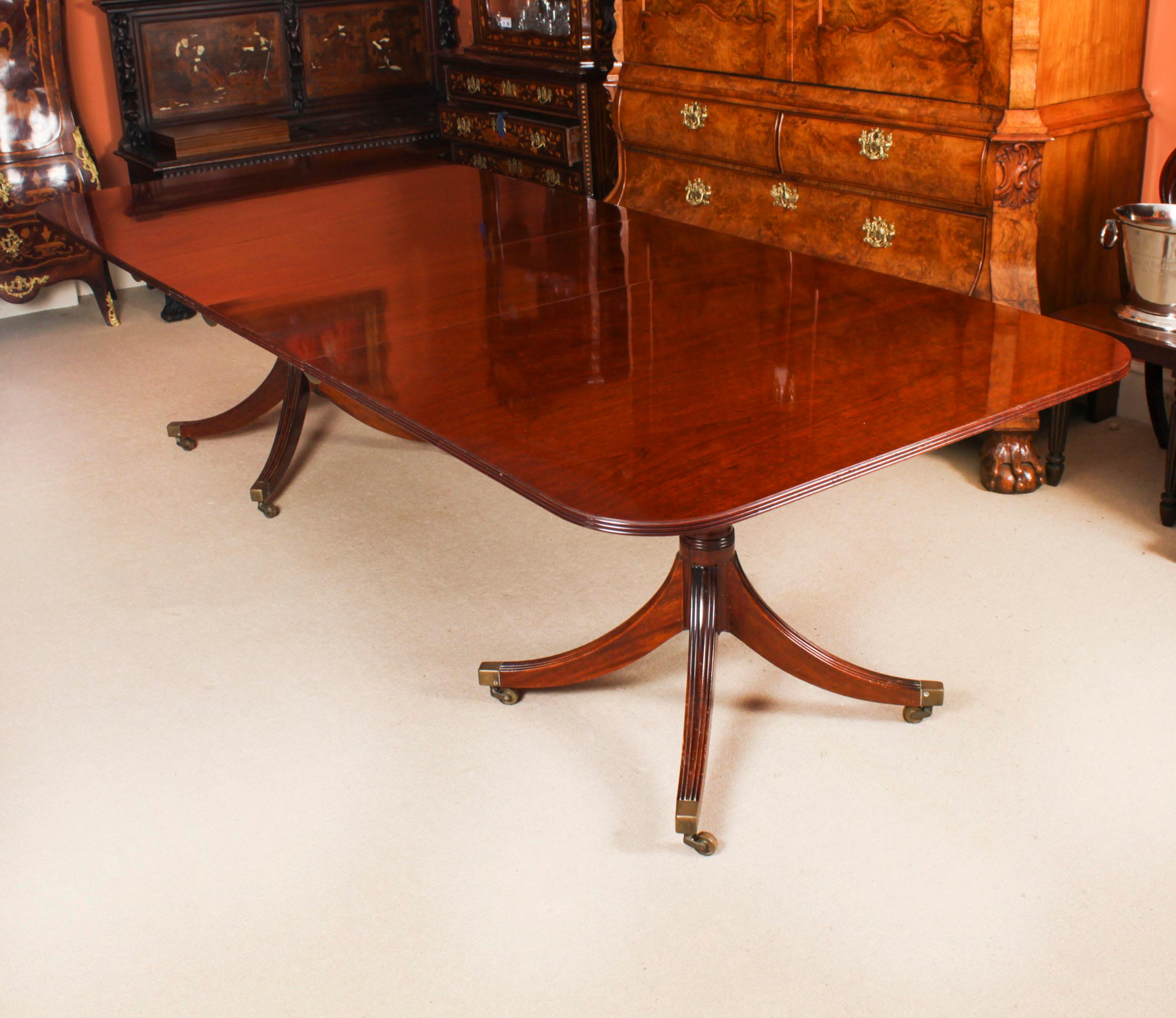 Vintage Regency Revival Dining Table and 10 Chairs by William Tillman 20th C In Good Condition In London, GB