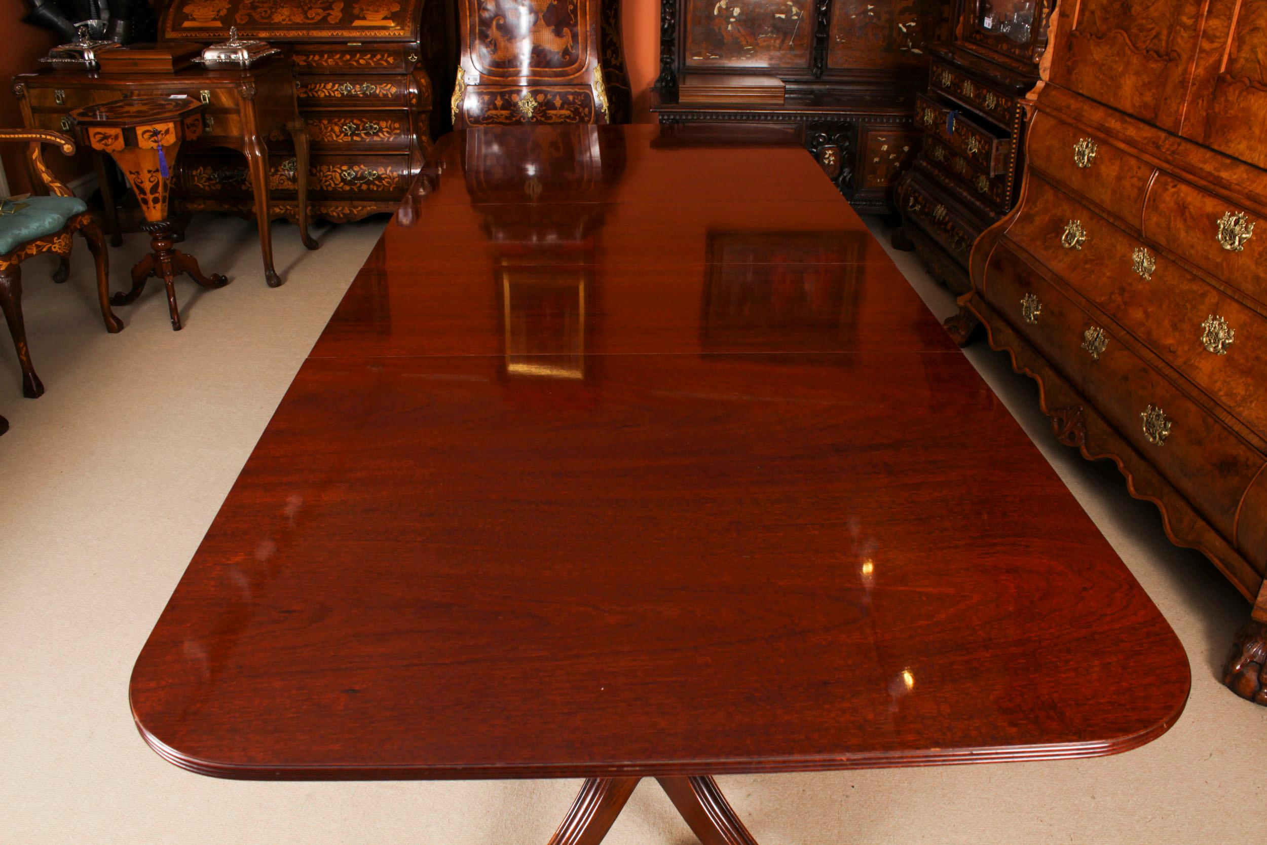 Acajou Table de salle à manger et 10 chaises Regency Revival de William Tillman 20ème siècle
