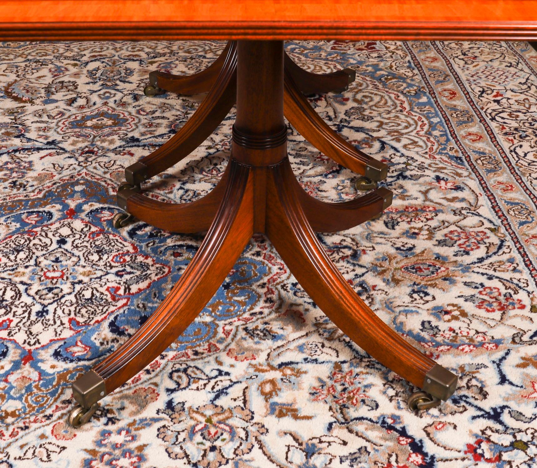 Table de salle à manger Vintage Regency Revival par William Tillman & 10 chaises 20ème siècle en vente 4