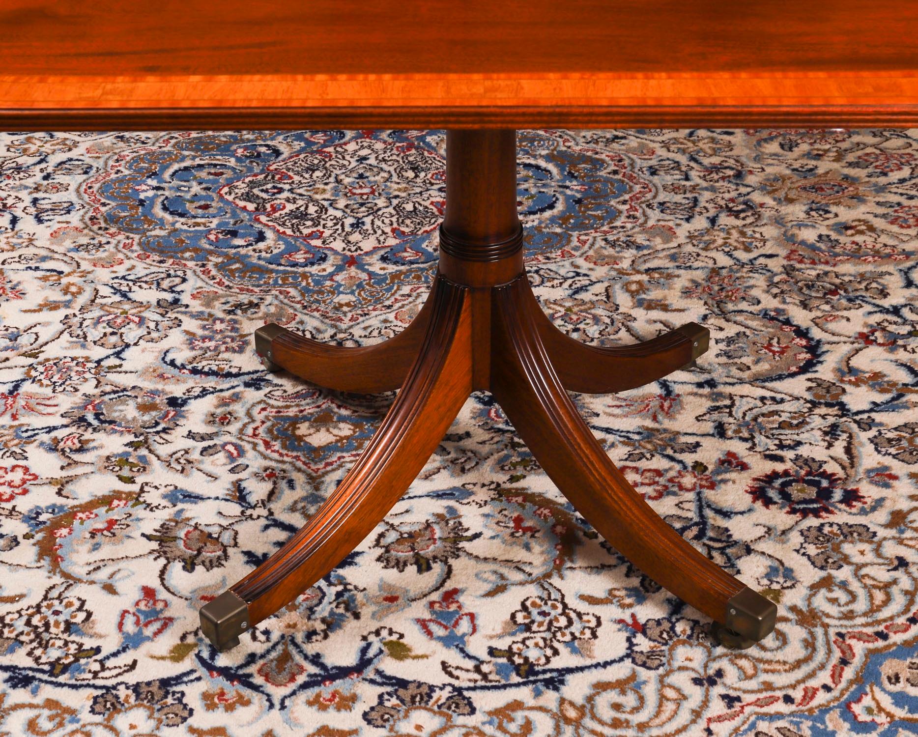 Table de salle à manger Vintage Regency Revival par William Tillman & 10 chaises 20ème siècle en vente 5