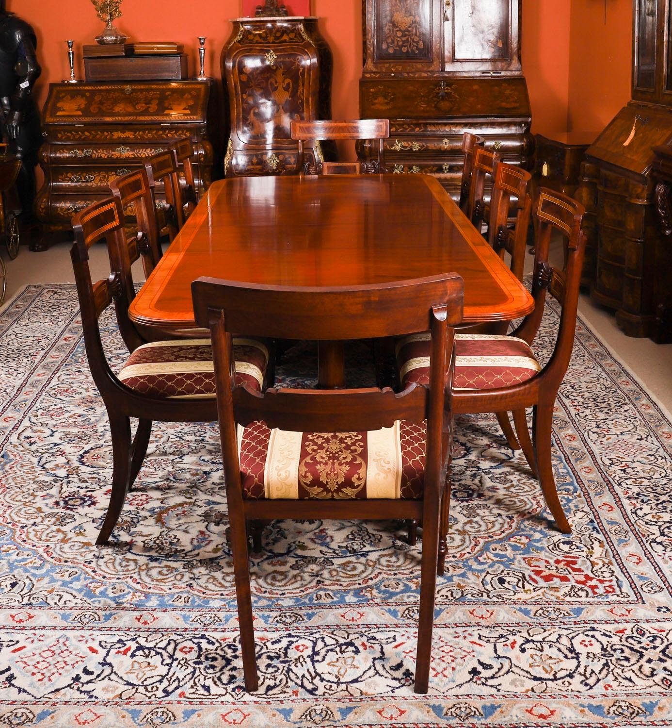 Voici un fabuleux ensemble de salle à manger Vintage Regency Revival comprenant une table de salle à manger du maître ébéniste William Tillman, datant d'environ 1980, et un ensemble de dix chaises de salle à manger assorties.

La table est fabriquée
