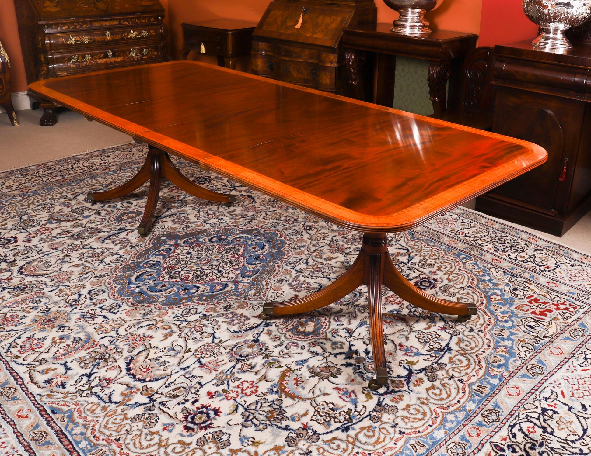 Néo-Régence Table de salle à manger Vintage Regency Revival par William Tillman & 10 chaises 20ème siècle en vente