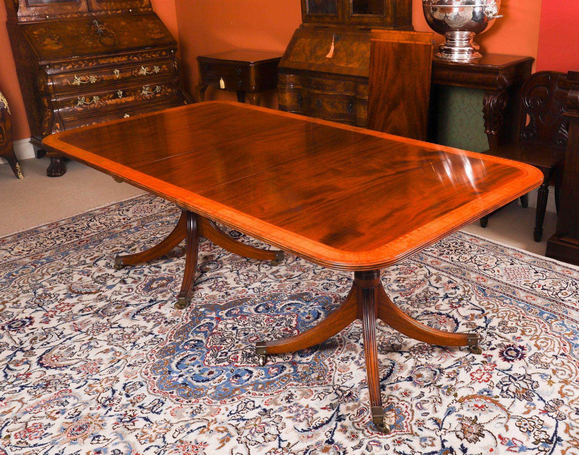 Table de salle à manger Vintage Regency Revival par William Tillman & 10 chaises 20ème siècle Bon état - En vente à London, GB