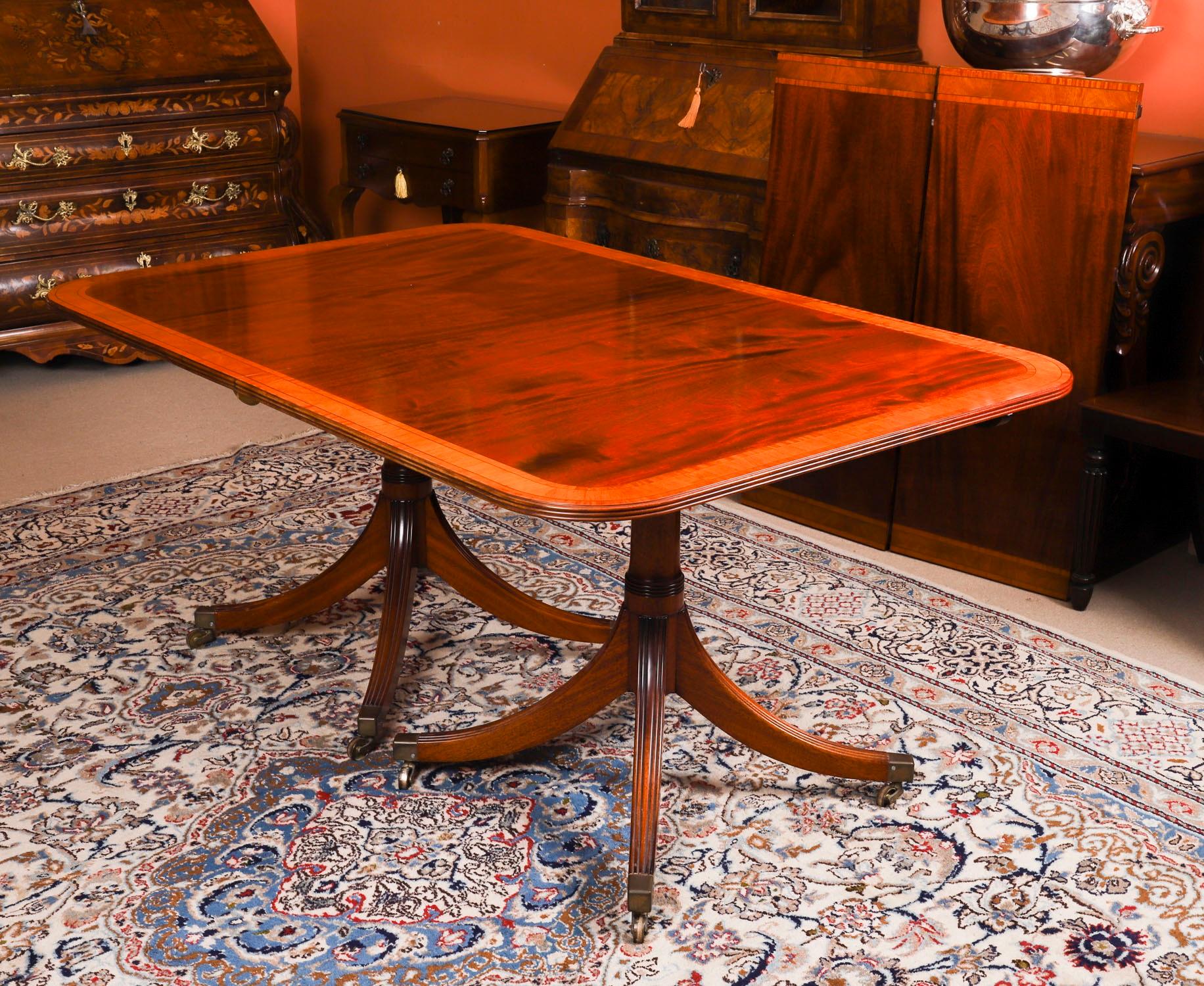 Fin du 20e siècle Table de salle à manger Vintage Regency Revival par William Tillman & 10 chaises 20ème siècle en vente