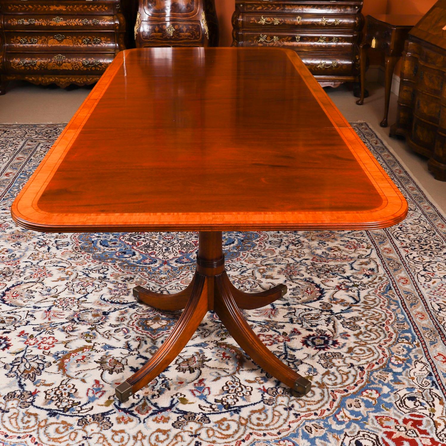 Acajou Table de salle à manger Vintage Regency Revival par William Tillman & 10 chaises 20ème siècle en vente