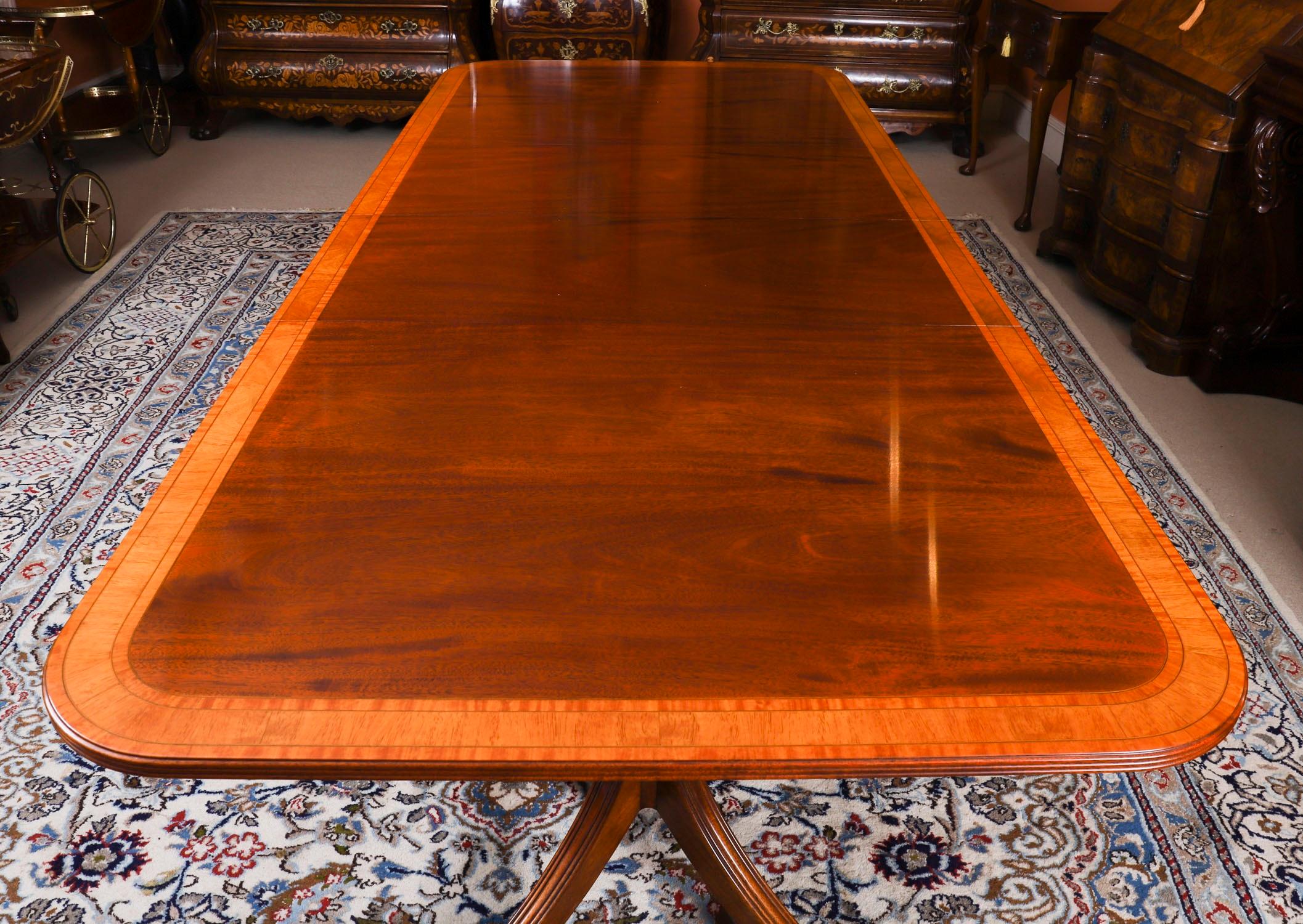 Table de salle à manger Vintage Regency Revival par William Tillman & 10 chaises 20ème siècle en vente 1